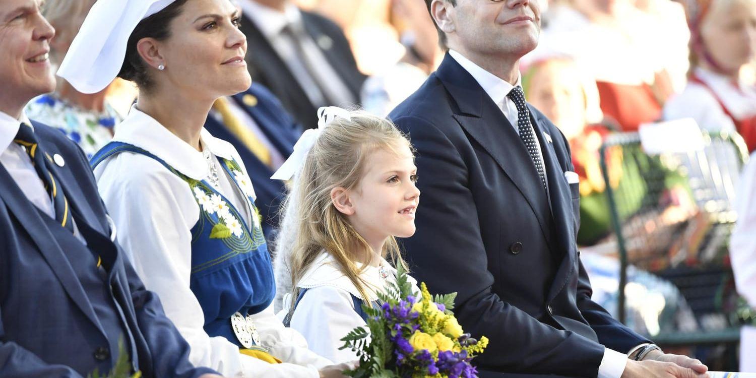 Prinsessan Estelle, i mitten, kommer vara på plats tillsammans med pappa prins Daniel när Sverige möter Thailand i fotbolls-VM.