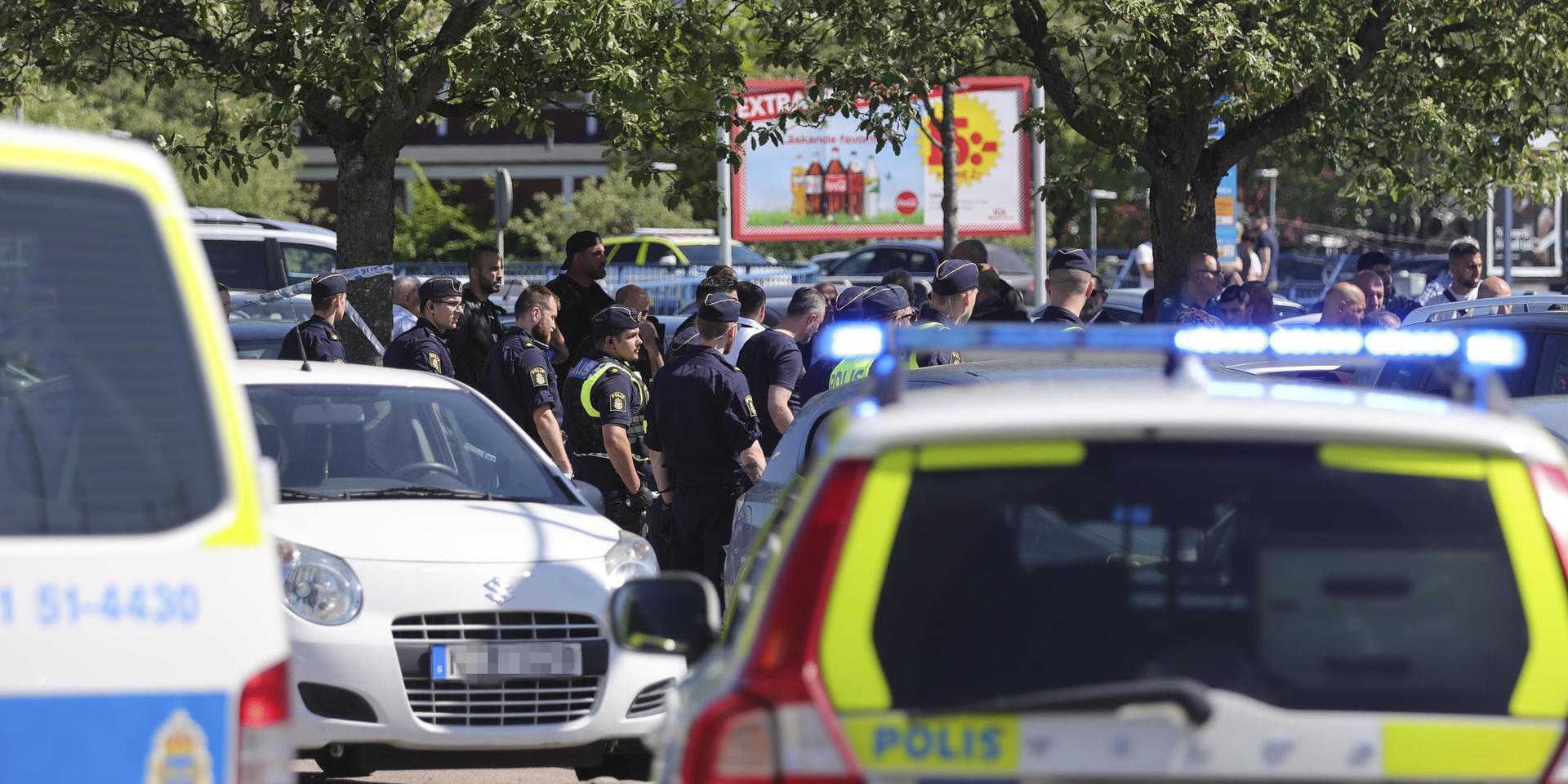 En 44-årig man sköts till döds i Hjällbo två dagar efter upploppet. 