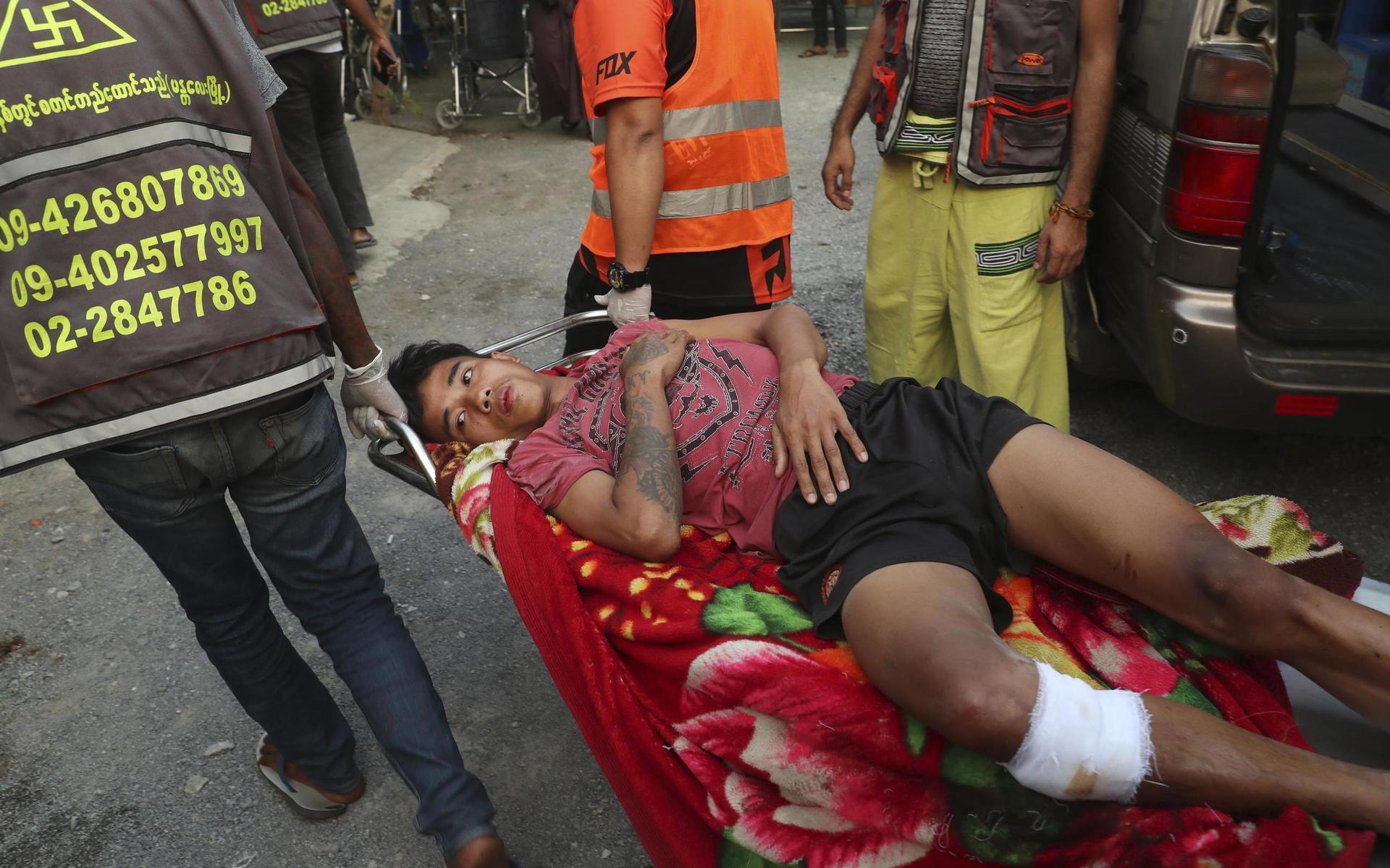 En skadad man på en bår i Mandalay, Myanmar. Minst 14 personer är bekräftat döda efter demonstrationerna runtom i landet.