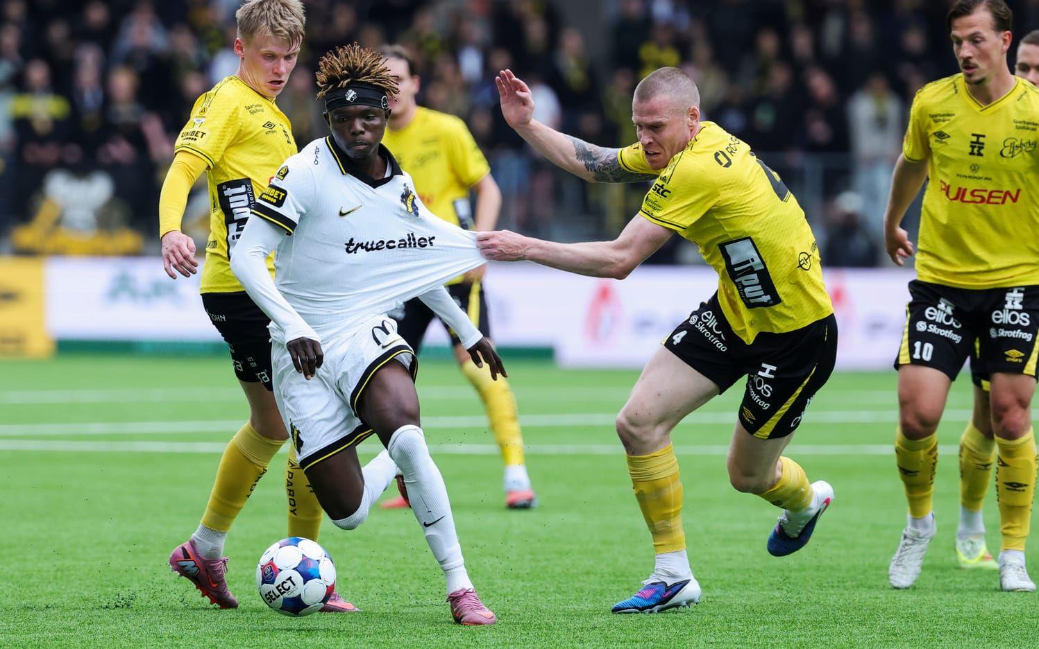 AIK:s Zadok Yohanna rycks i tröjan av Elfsborgs Thomas Isherwood. 