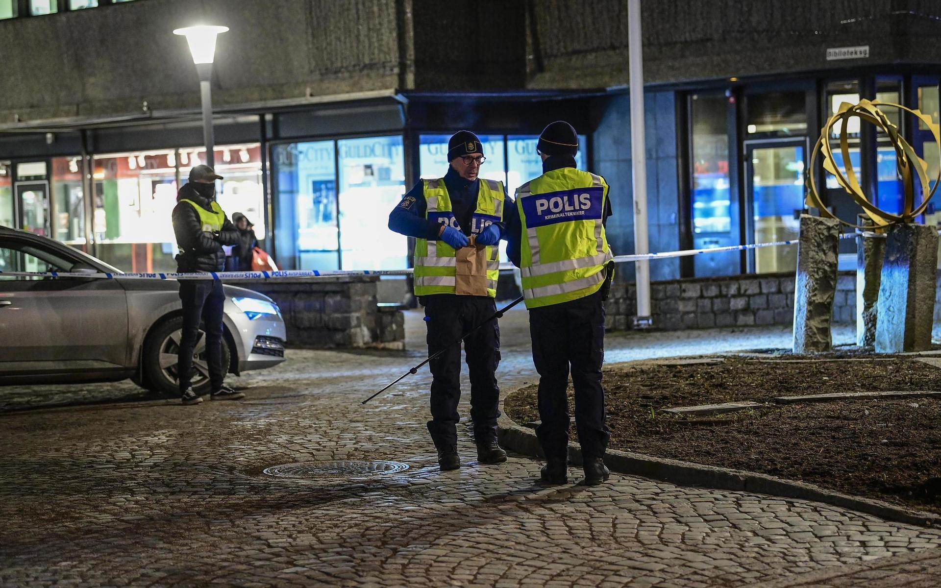 Efter attacken i Vetlanda, där sammanlagt åtta personer skadats på fem olika platser i staden, utreder nu polisen om dådet var en terrorattack.