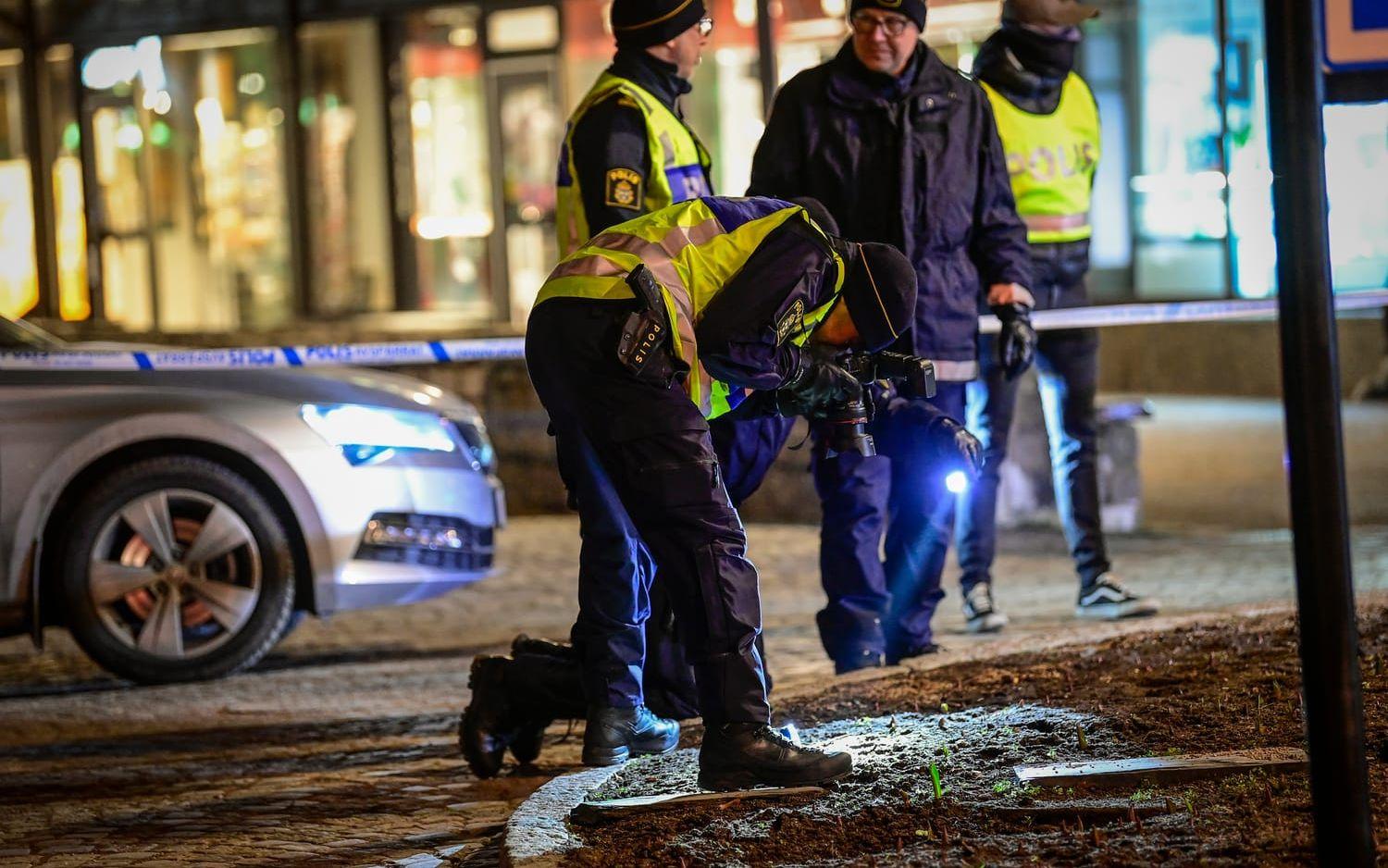Efter attacken i Vetlanda, där sammanlagt åtta personer skadats på fem olika platser i staden, utreder nu polisen om dådet var en terrorattack.
