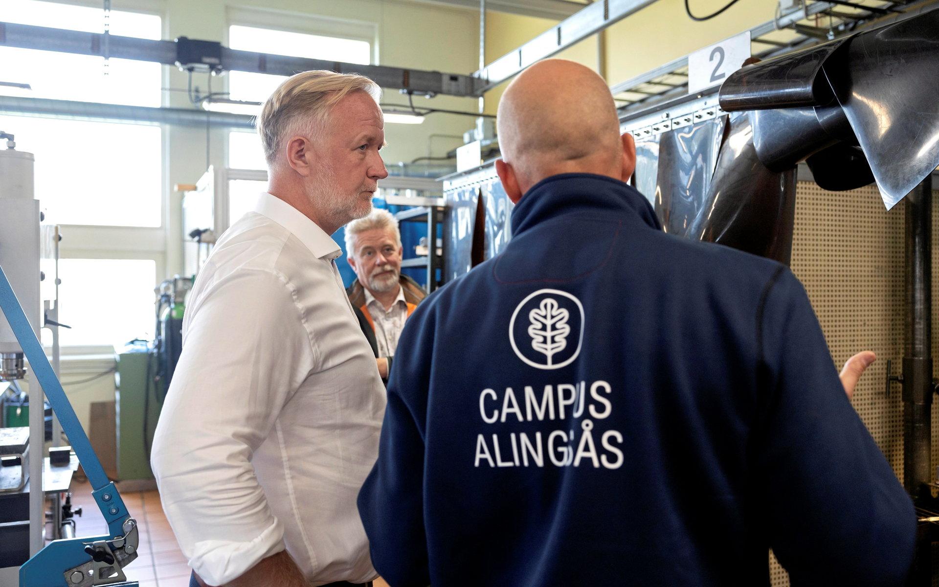 När GP träffar Liberalernas Johan Pehrson på tisdagen är han ute på skolturné i Västsverige och besöker Alströmergymnasiet i Alingsås.