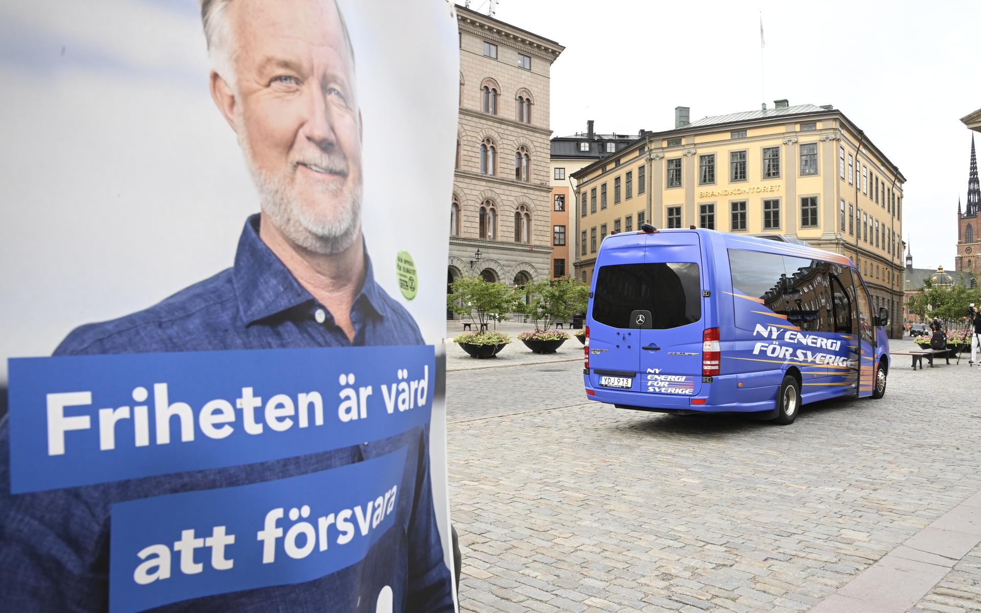 En buss på Mynttorget som ska köra riksdagsledamöter från Liberalerna, Moderaterna, Kristdemokraterna och Sverigedemokraterna till kärnkraftverket i Forsmark.