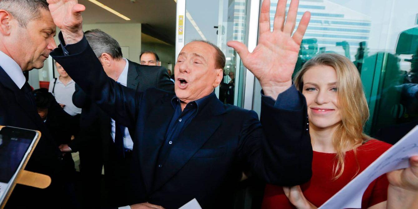 Den tidigare premiärministern Silvio Berlusconi, här utanför Milans huvudkvarter i Milano, har sålt den italienska storklubben till ett kinesiskt konsortium. Arkivbild.