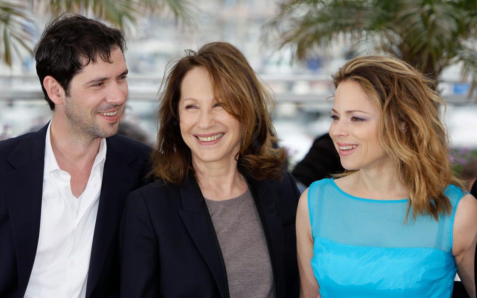 Nathalie Baye i mitten, med skådespelarna Melvil Paupaud till vänster och Suzanne Clement till höger, på filmfestivalen i Cannes 2012.