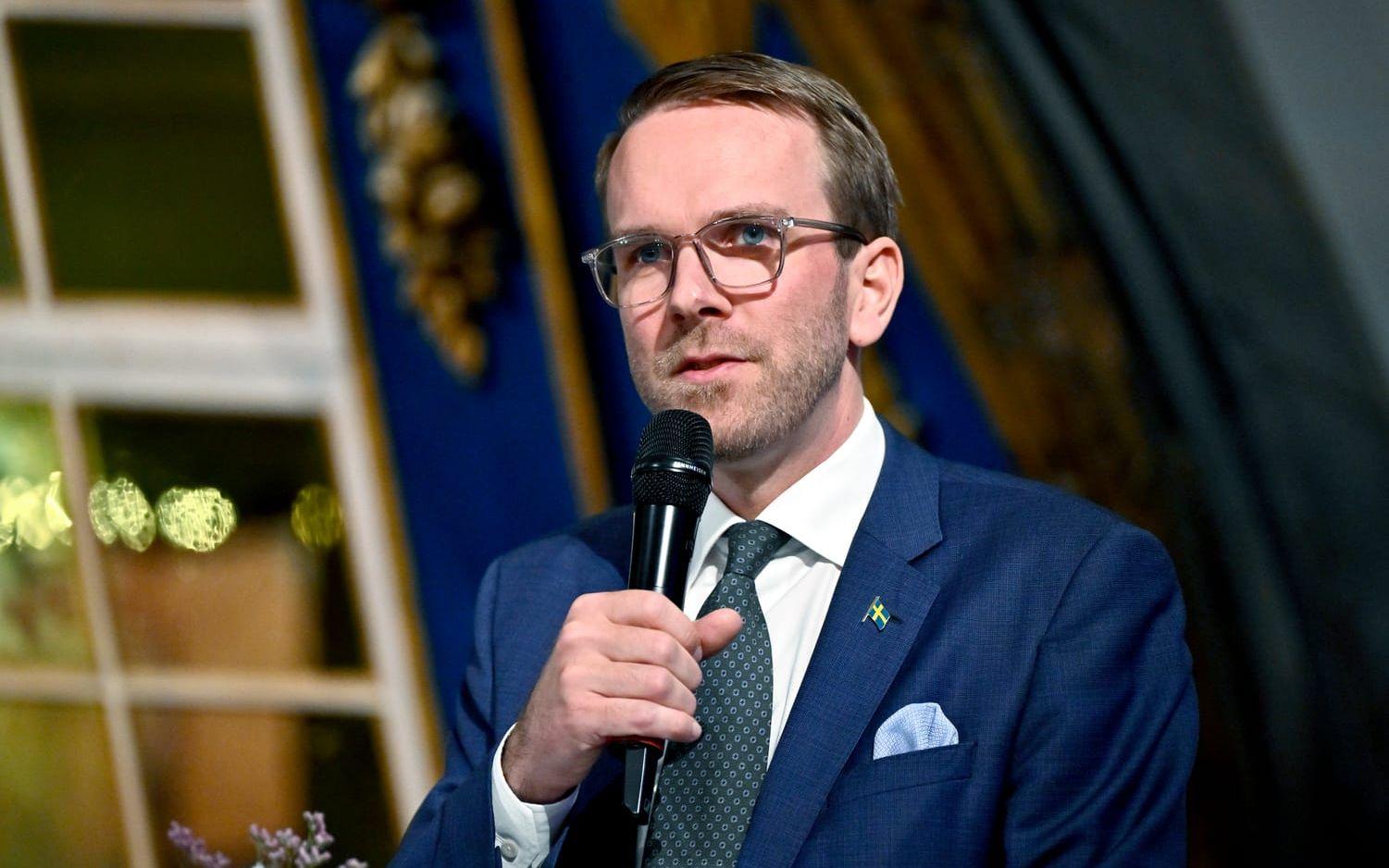 Infrastrukturminister Andreas Carlson (KD) på Sjöhistoriska museet under fredagen i samband med att upphandlingen av en ny isbrytare signerades.