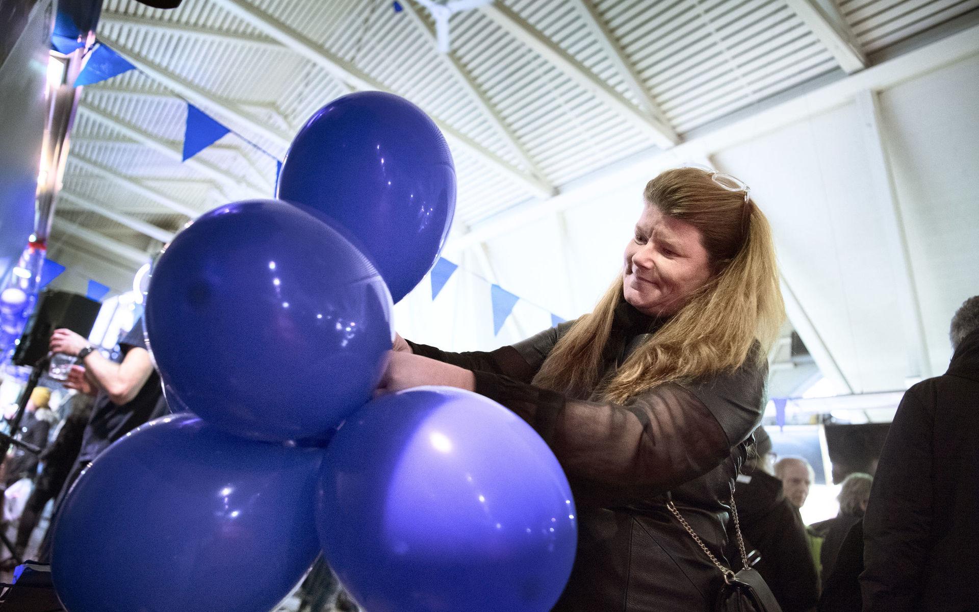 Christel Prinsén fixar med ballonger. Rädda Feskekörka-gruppen har idag 45 000 medlemmar och 30 000 läser inläggen varje dag, enligt Prinsén.