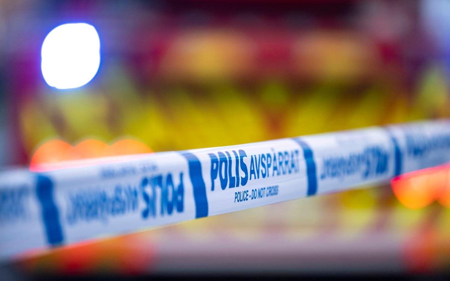 Polisen bistår räddningstjänsten på platsen. Arkivbild.