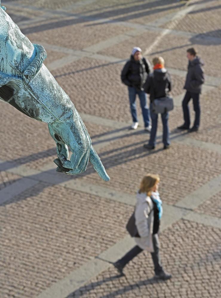 Gustav II Adolfs pekfinger svävar över Göteborgs historia. 