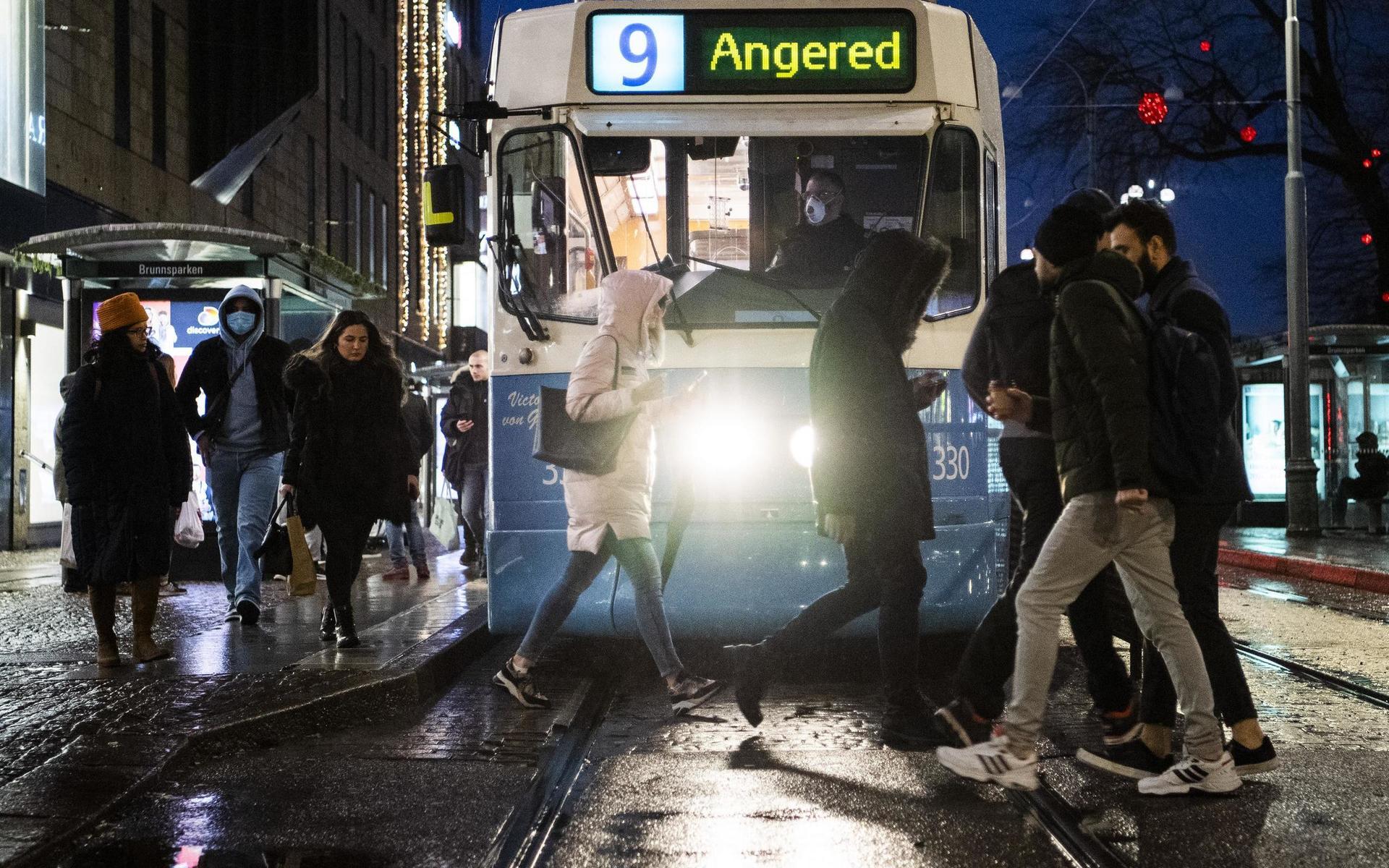 Göteborgarna iförda munskyddet under pandemiåret 2020-2021. Det är inte första gången som smittsamma sjukdomar har präglat den göteborgska stadskärnan. 