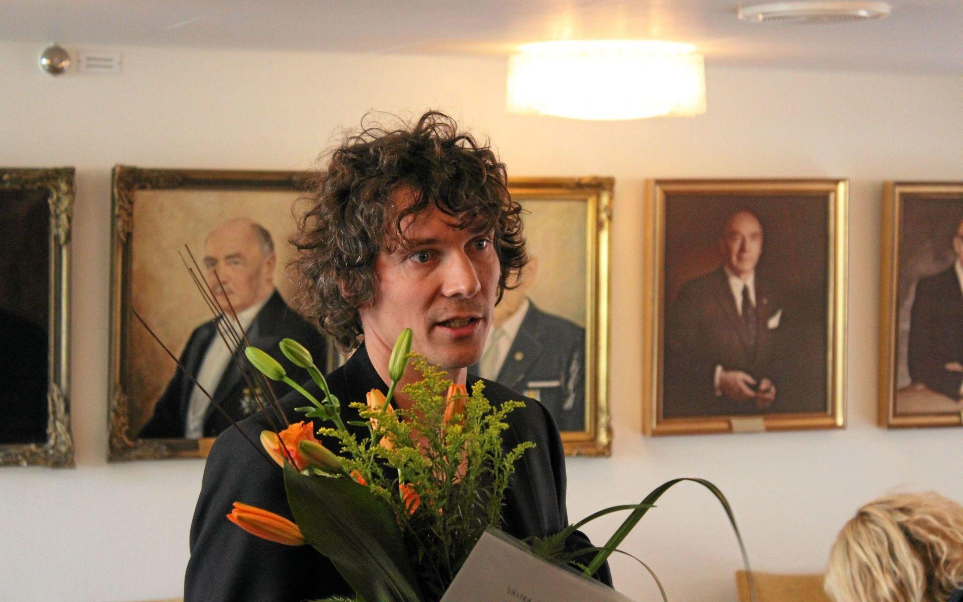 Håkan Hellström får regionens kulturpris 2013. Här efter prisutdelningen utanför sessionssalen med porträtten på Vänersborgs tidigare kommunfullmäkitge ordförande i bakgrunden.