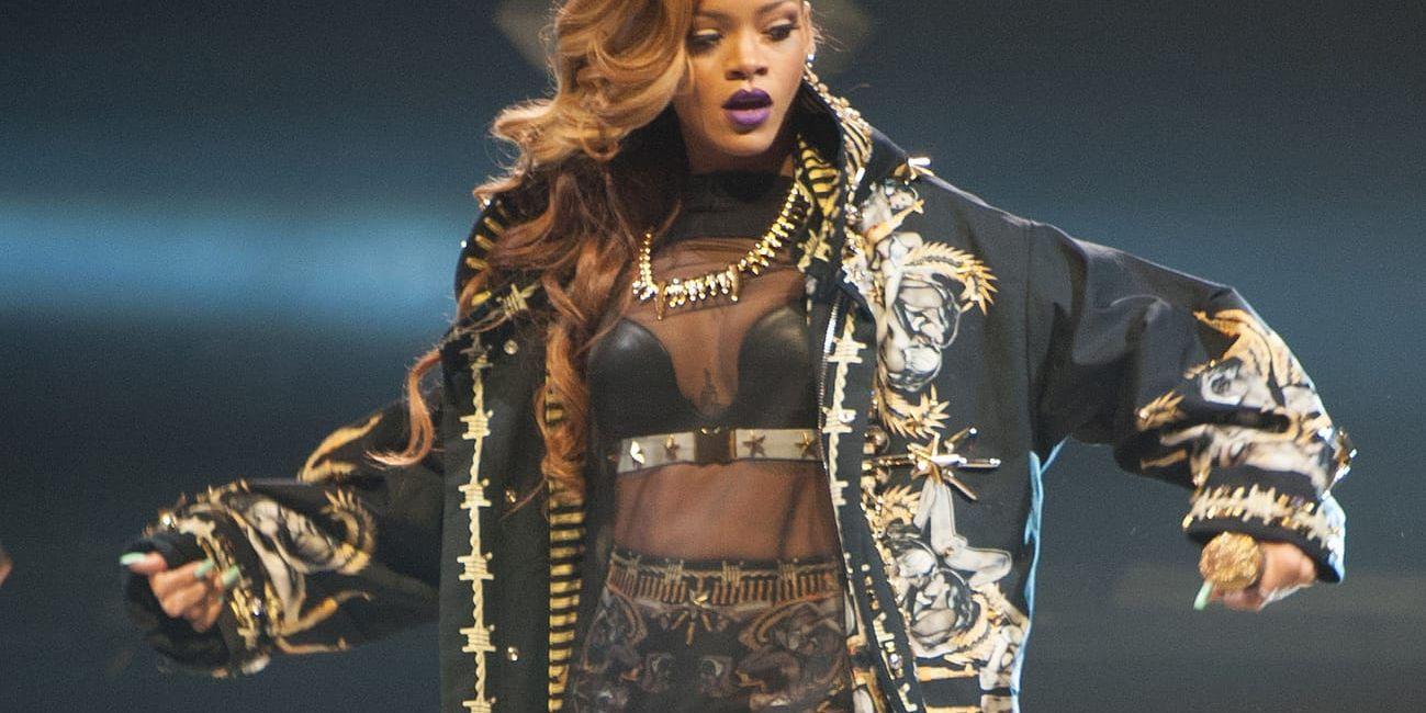 Ny sorts pop. De senaste åren har Rihanna, Justin Bieber och Coldplay varit bland artisterna som haft megahits utan refränger. På bilden Rihanna på scen under Diamonds-turnén 2013. 