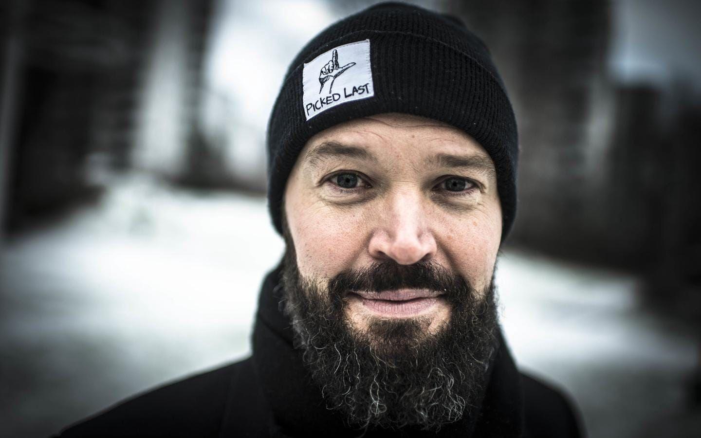 Niklas Andersson har gjort succé med sin humorshow ”Medelmåttan från Hisingen”. Nu uppträder han på Göteborgs Jubileumsfestival i juni.