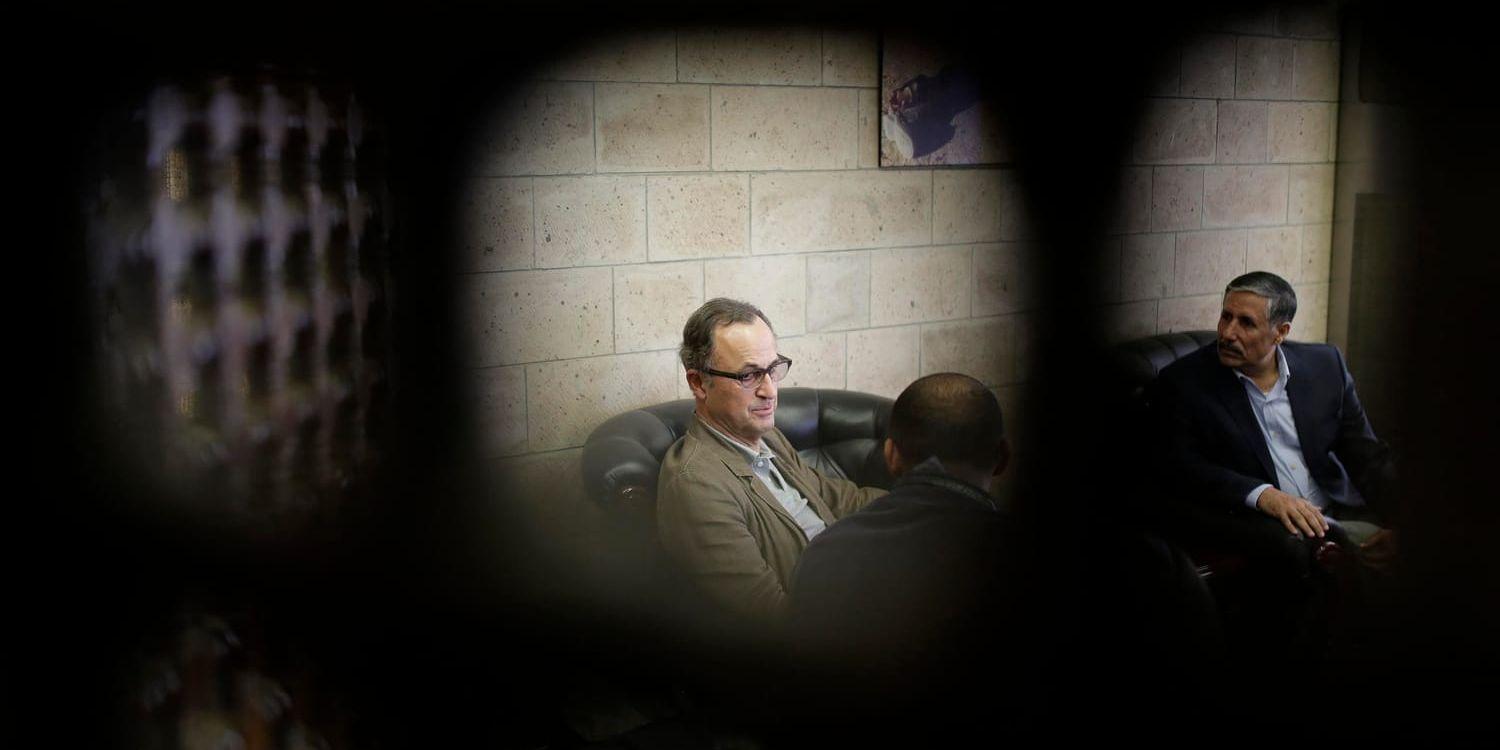 Patrick Cammaert, i mitten vid ett tidigare möte om vapenvilan i Jemen. Bilden är tagen i Sanaa i december.