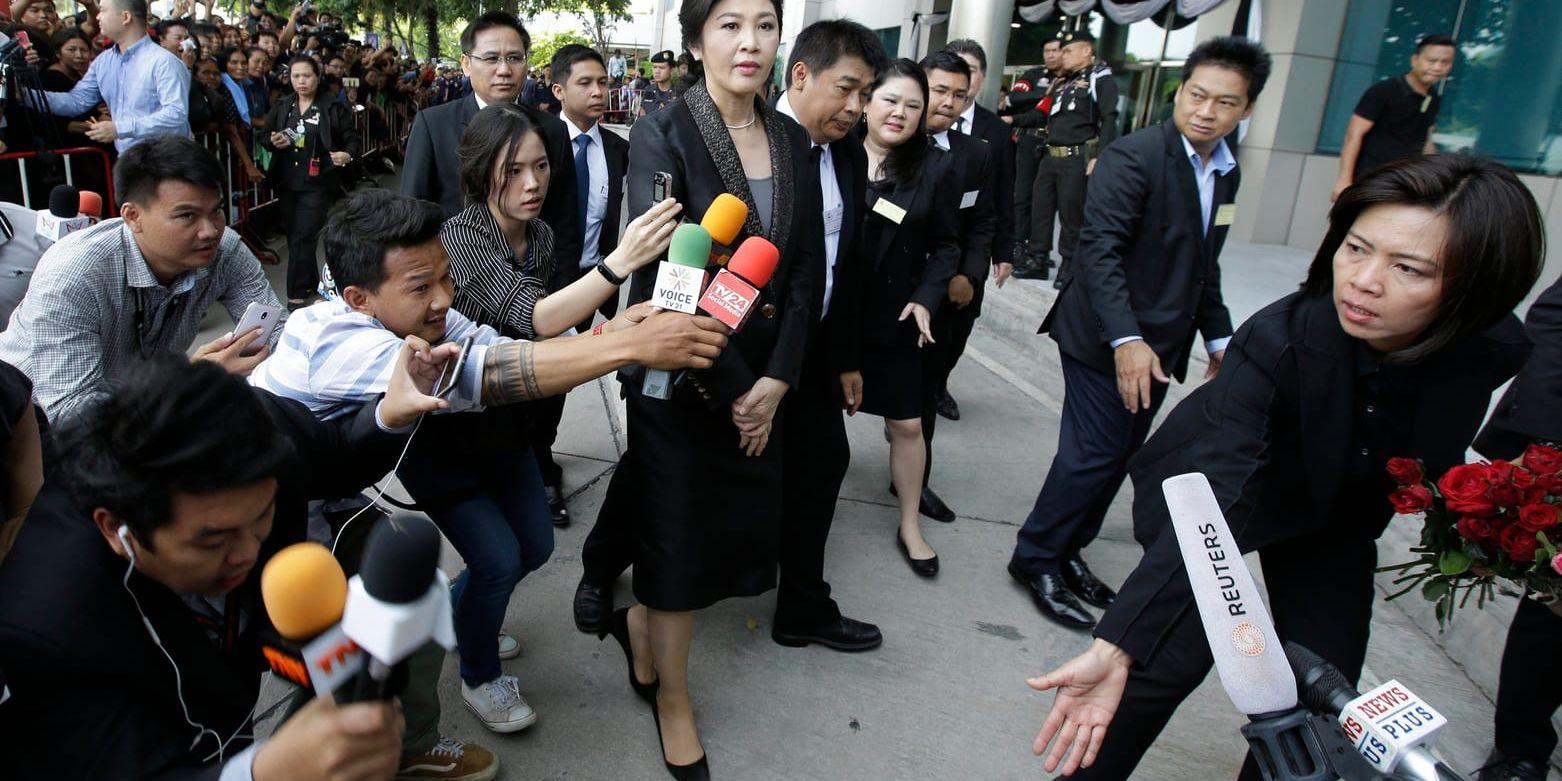Thailands före detta premiärminister Yingluck Shinawatra anländer till Högsta domstolen den 1 augusti i år för att ge sitt sista uttalande i rättegången mot henne. Shinawatra försvann senare inför att domen mot henne skulle offentliggöras. Arkivbild.