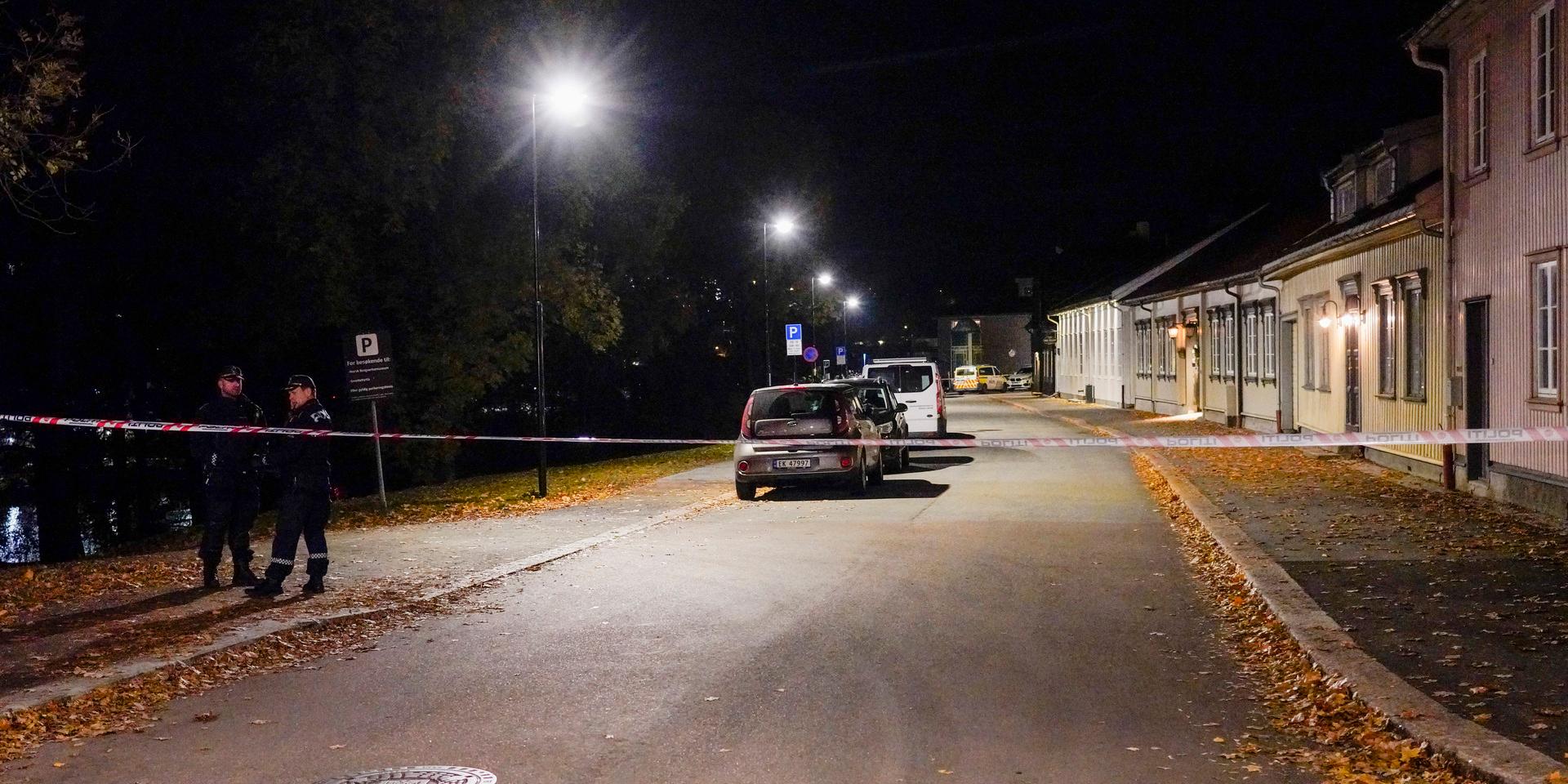 Vid 18:13 larmades polisen om att en man beväpnad med pil och båge rörde sig i centrum i orten Kongsberg i Norge.