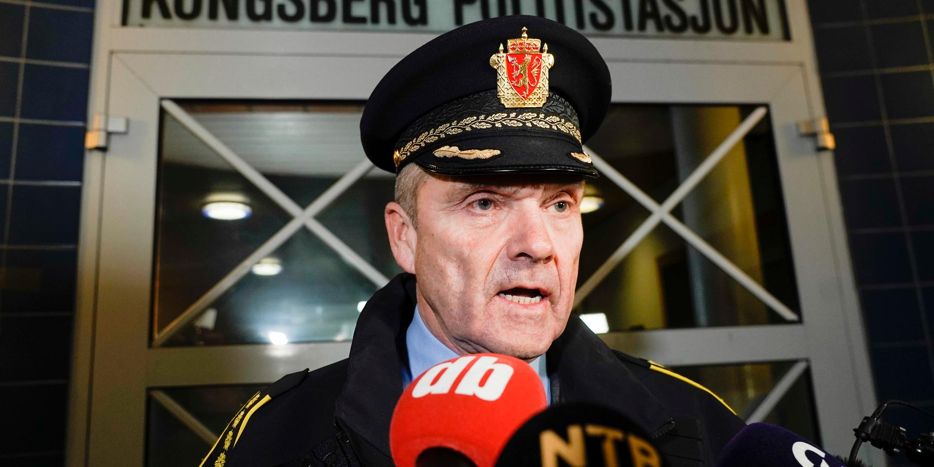 Polisinspektör Øyvind Aas håller i presskonferenser under kvällen och skriver på polisens hemsida att det är en allvarlig och mycket omfattande situation.