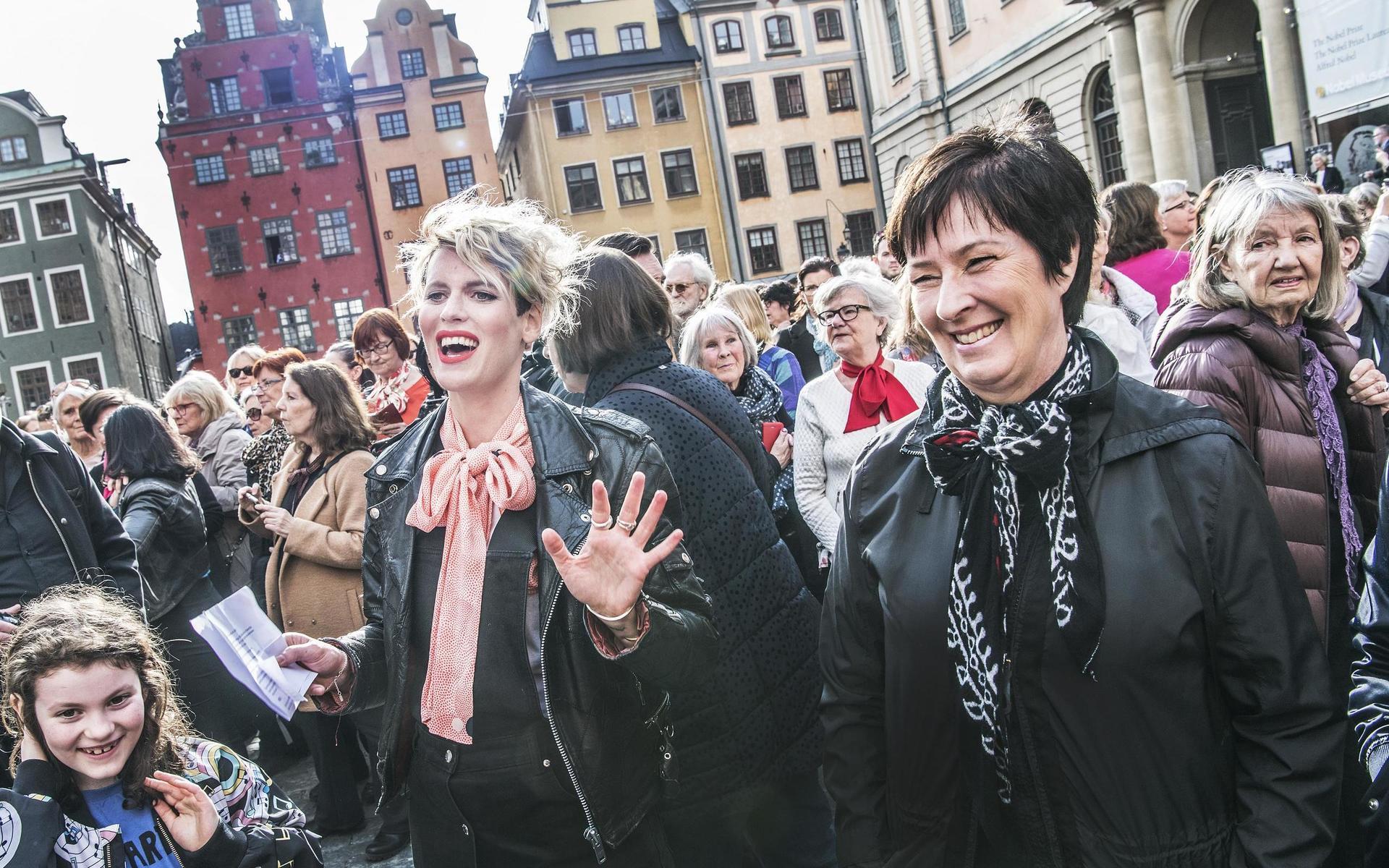 Stortorget i Gamla stan, 19 april 2018. Utanför Svenska Akademien samlades tusentals människor i en knytblusmanifestation till stöd för Sara Danius. Nina Rung och Mona Sahlin (S) fanns bland talarna.