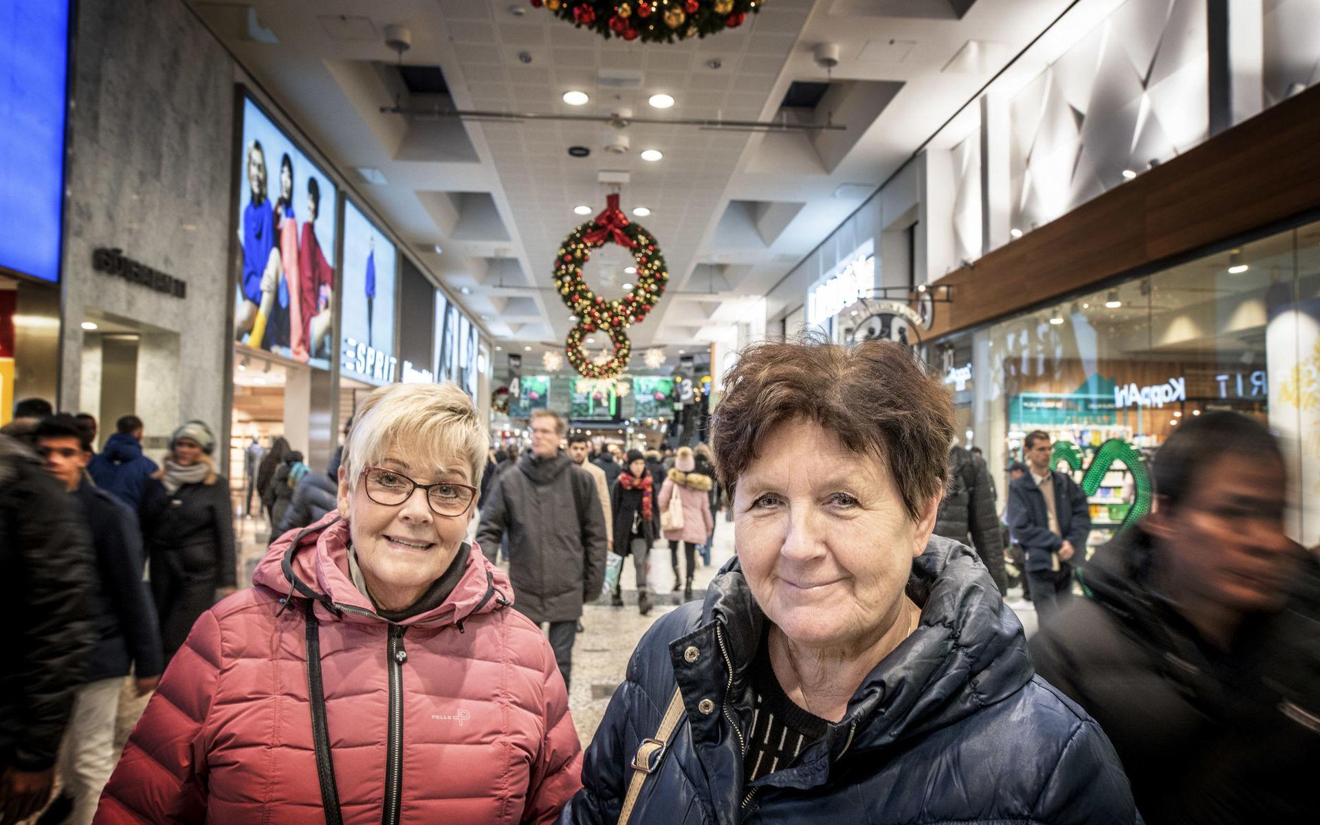 Bodil Gustavsson och Yvonne Klingberg går genom Nordstan på väg till sitt julbord, men planerar att ta taxi hem för att inte behöva röra sig ute sent på kvällen.