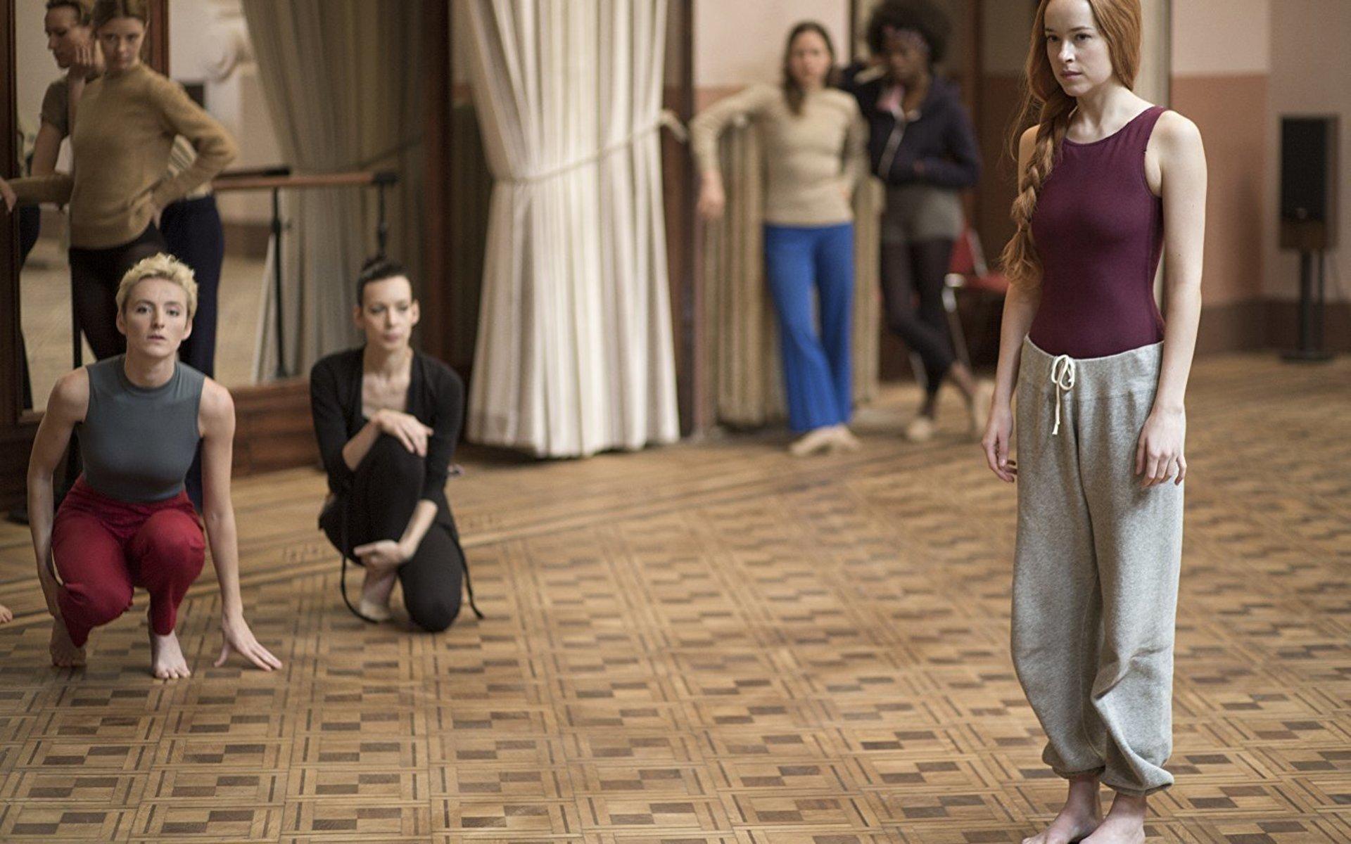 Demonisk danskraft. Susie (Dakota Johnson) erbjuder sig att dansa huvudrollen i nya uppsättningen &quot;Volk&quot;. Men varje rörelse hon gör tillfogar en annan dansare lidande och skador.