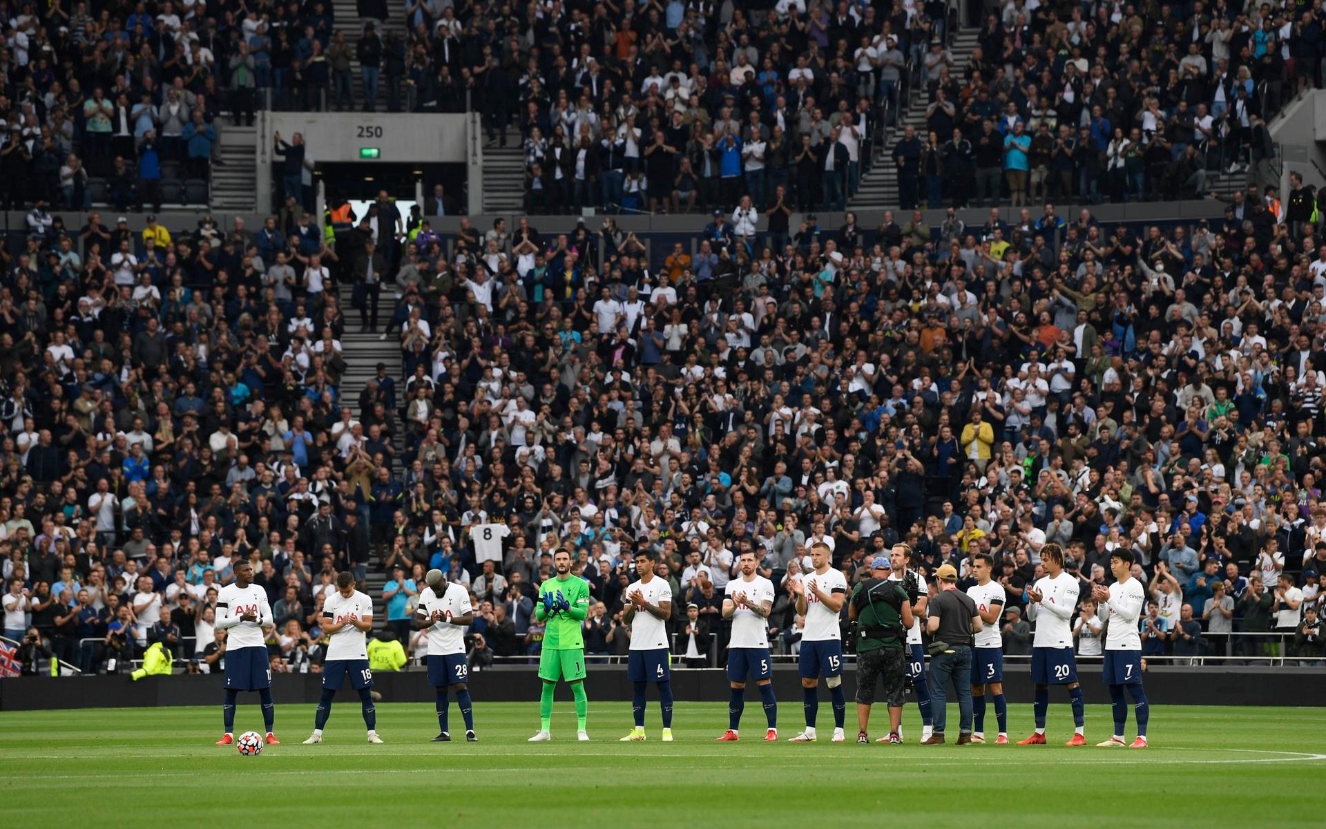 Greaves hedras med en en minut lång applåd inför derbyt mellan Tottenham och Chelsea. 