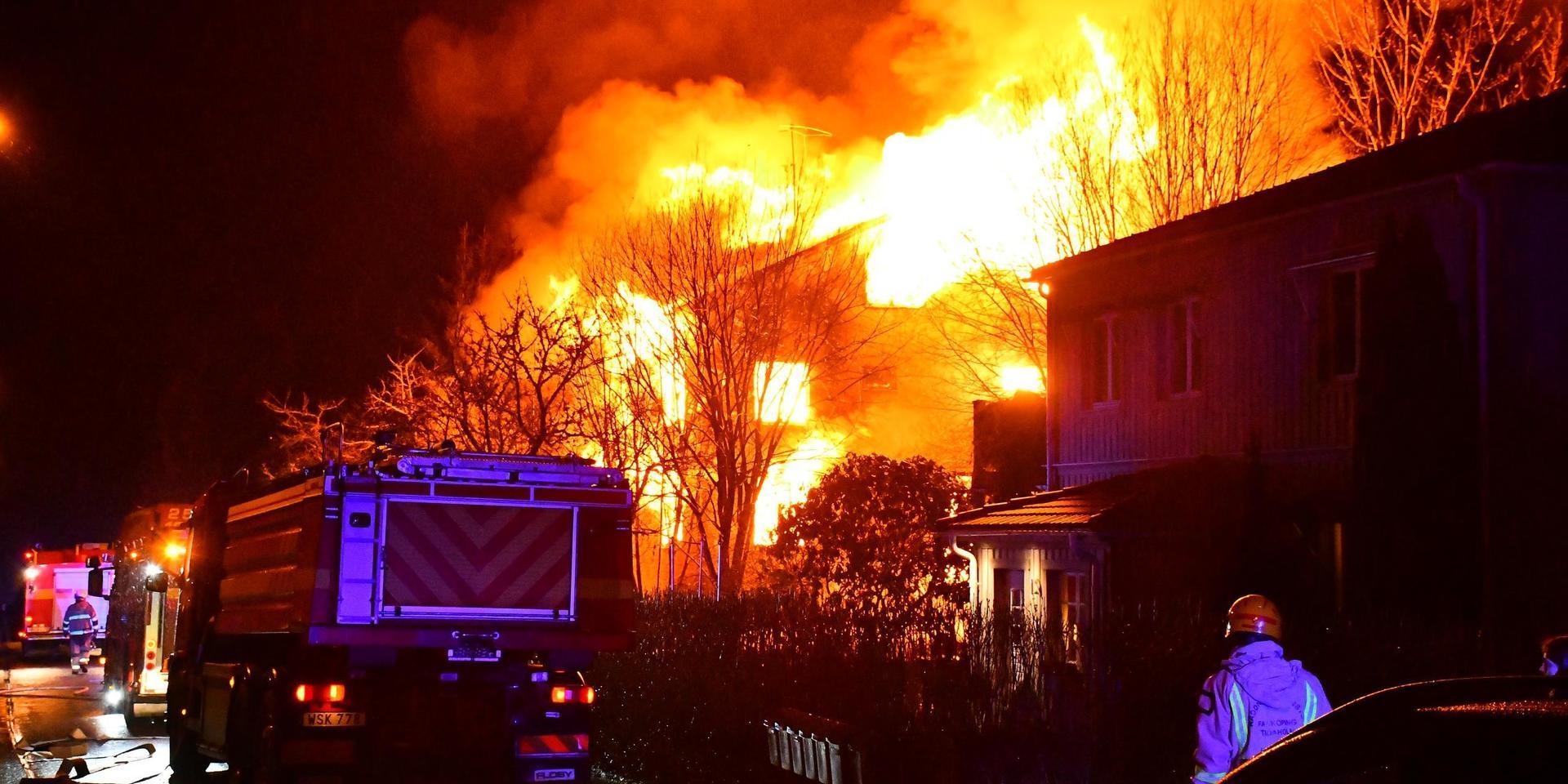 En villa i Floby utanför Falköping står i full brand.