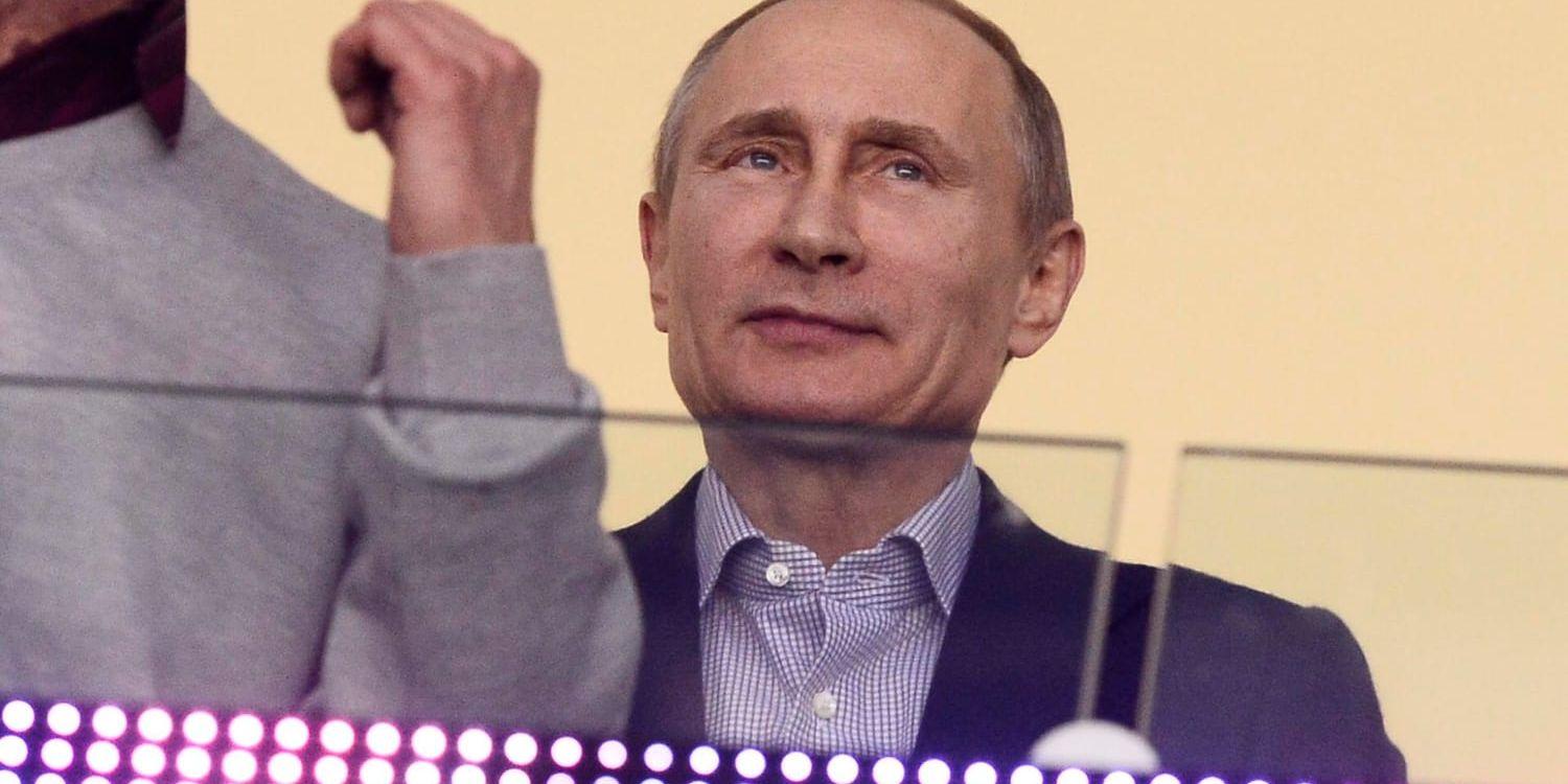 Vladimir Putin anklagar USA för att försöka påverka det ryska presidentvalet 2018. Här syns den ryske presidenten på läktaren under OS i Sotji 2014. Arkivbild.