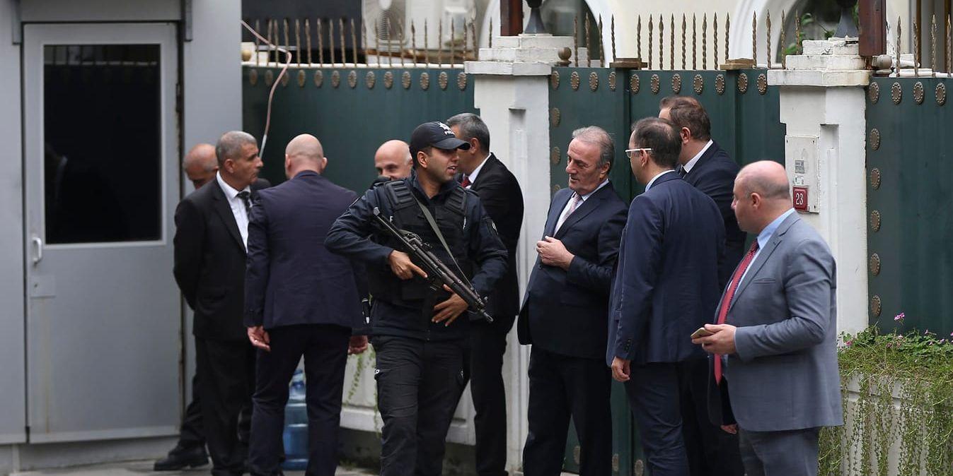 Turkisk pols utanför den saudiske generalkonsulns residens i Istanbul där byggnaden undersöks som en del i utredningen av den försvunna journalisten Jamal Khashoggi.