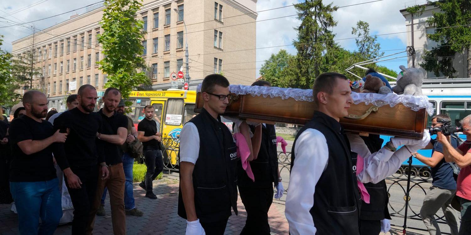 Begravning i söndags för ett av offren för förra veckans ryska attack mot Vinnytsia i Ukraina. Det ryska kriget har nu pågått i snart fem månader.