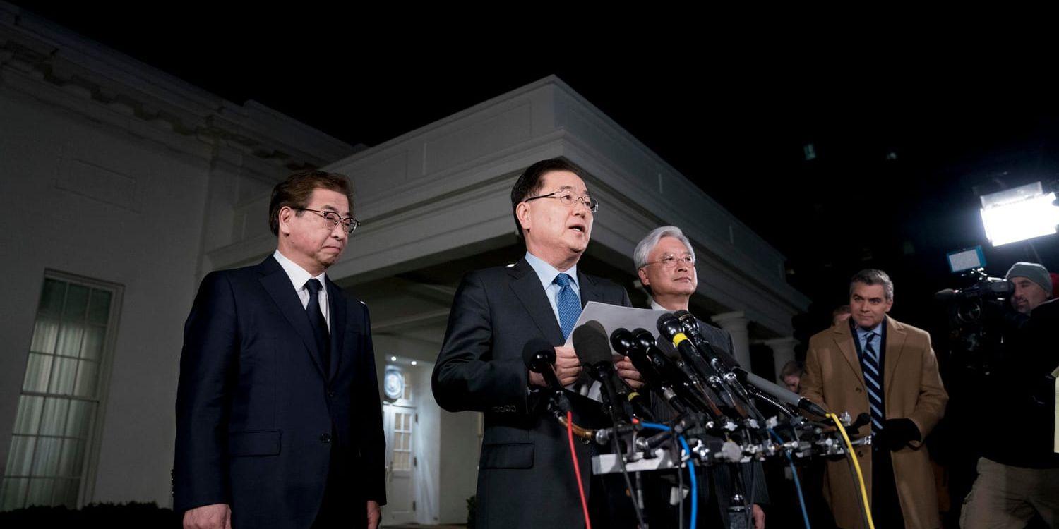 Sydkoreas nationella säkerhetsrådgivare Chung Eui-Yong på en pressträff utanför Vita huset i Washington.