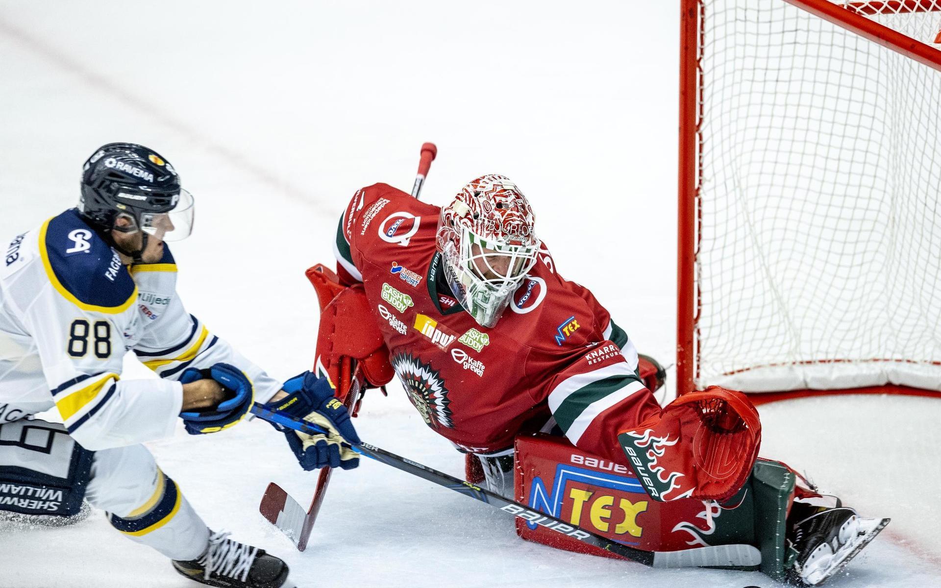200813 Frölundas målvakt Niklas Rubin mot HV71:s Jesper Kokkonen  under träningsmatchen i ishockey mellan Frölunda och HV71 den 13 augusti 2020 i Göteborg .Foto: Nicklas Elmrin / BILDBYRÅN / COP 206 / NE0001
