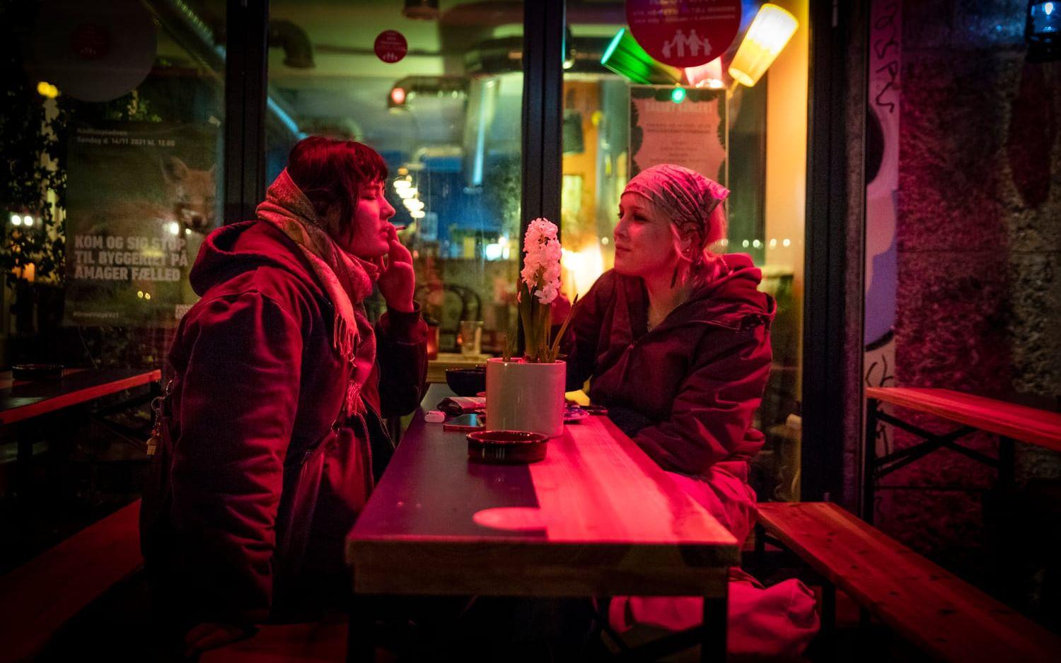 Alma Kirkegaard och Hannah Priest sitter på en av uteserveringarna på Blågårdsgade.