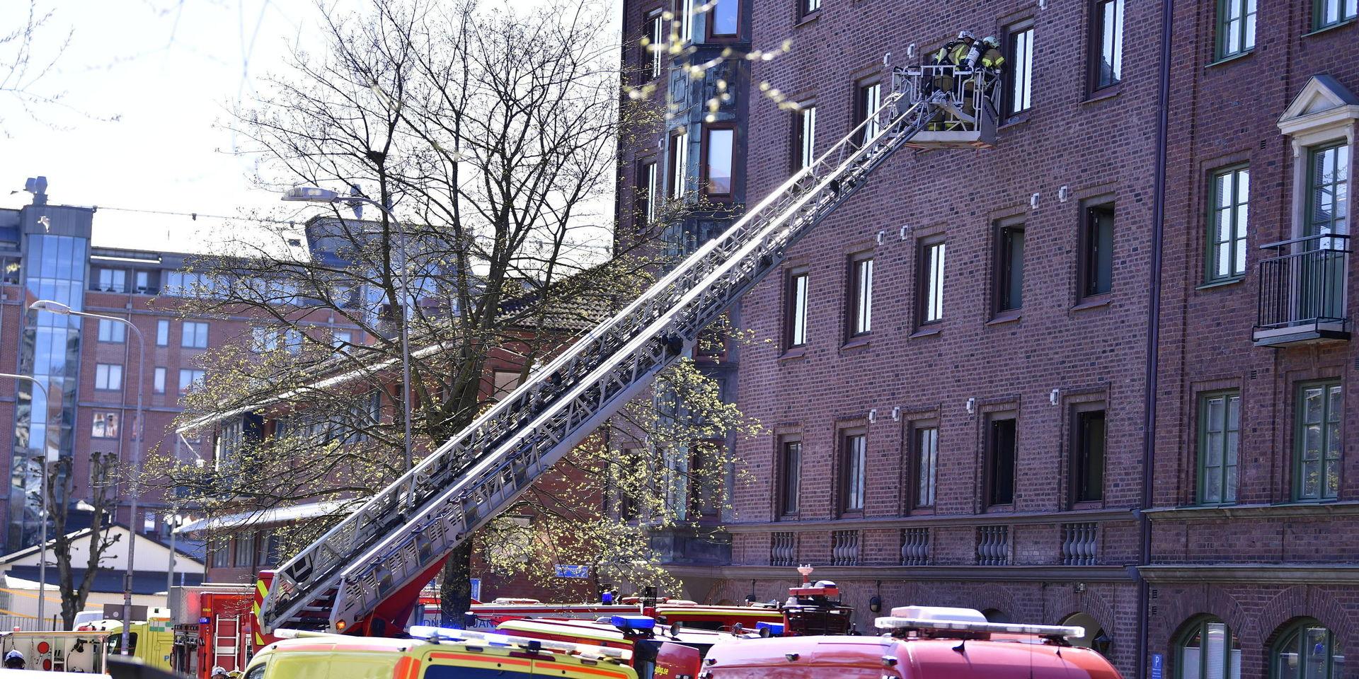 På tisdagseftermiddagen utbröt en brand i en lägenhet i Gårda. Vid 15-tiden var lågorna släckta.