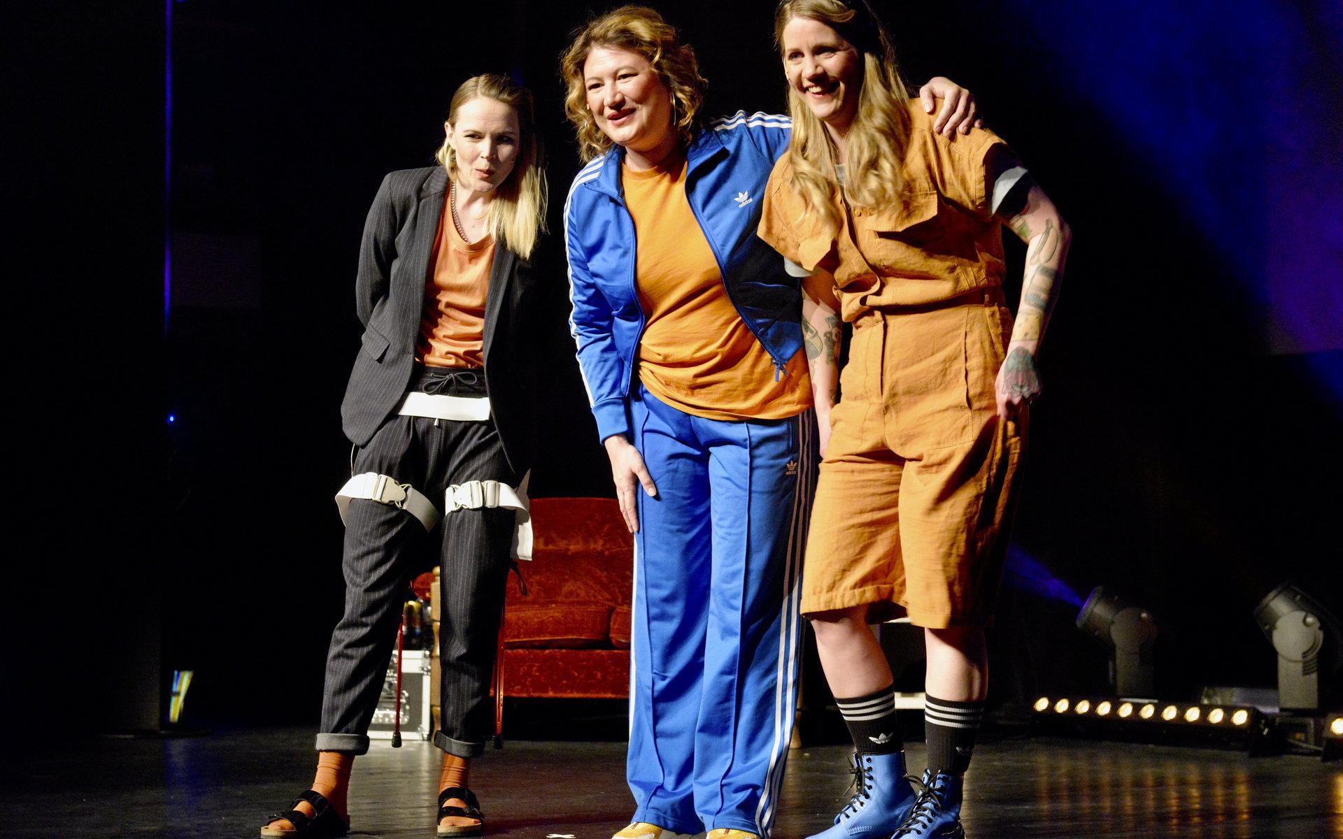 ”Scroll-Mia”, Ina Lundström och Emma Knyckare i sin show.