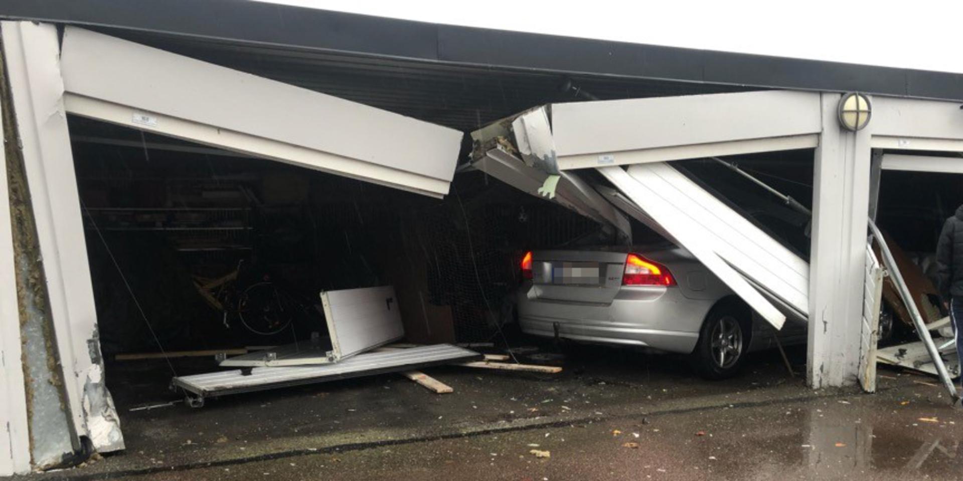 En bil körde in i ett garage och in i flera andra bilar under torsdag eftermiddag.