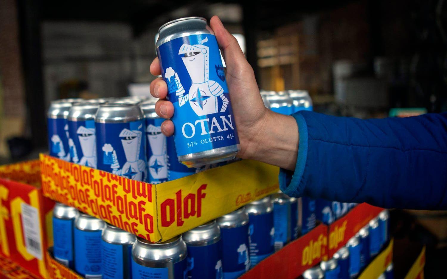 Ölburkarna är inspirerade av försvarsalliansen Natos logo. Namnet 'Otan' är också en ordlek.