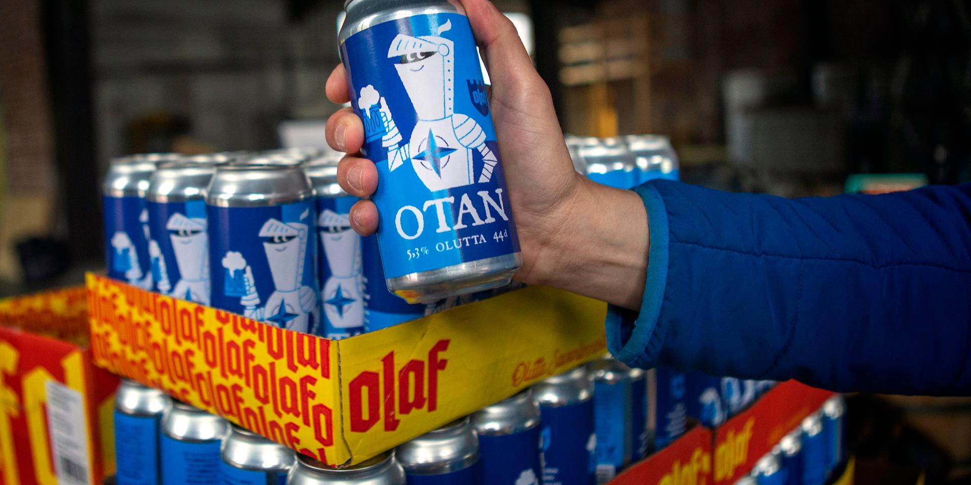 Ölburkarna är inspirerade av försvarsalliansen Natos logo. Namnet 'Otan' är också en ordlek.