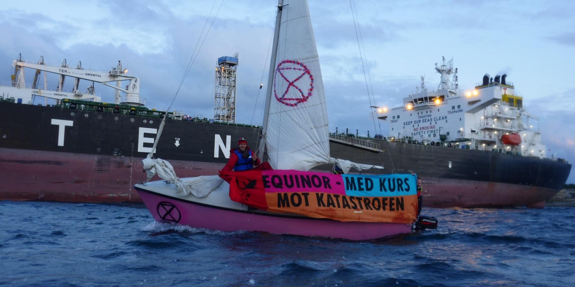 Aktivistgruppen har med en segelbåt spärrat oljeterminalens säkerhetszon. 