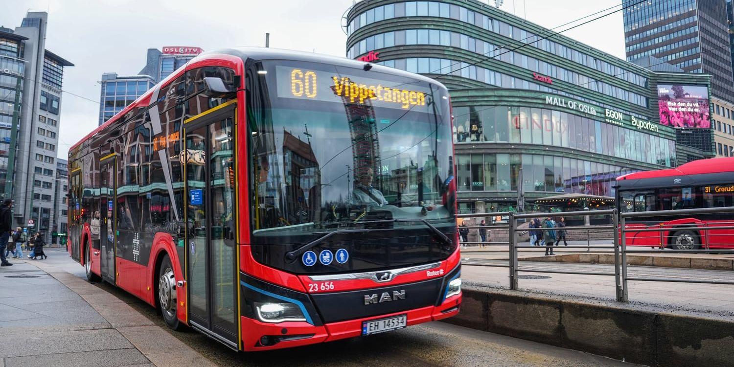 Röd buss utanför centralstationen i Oslo.