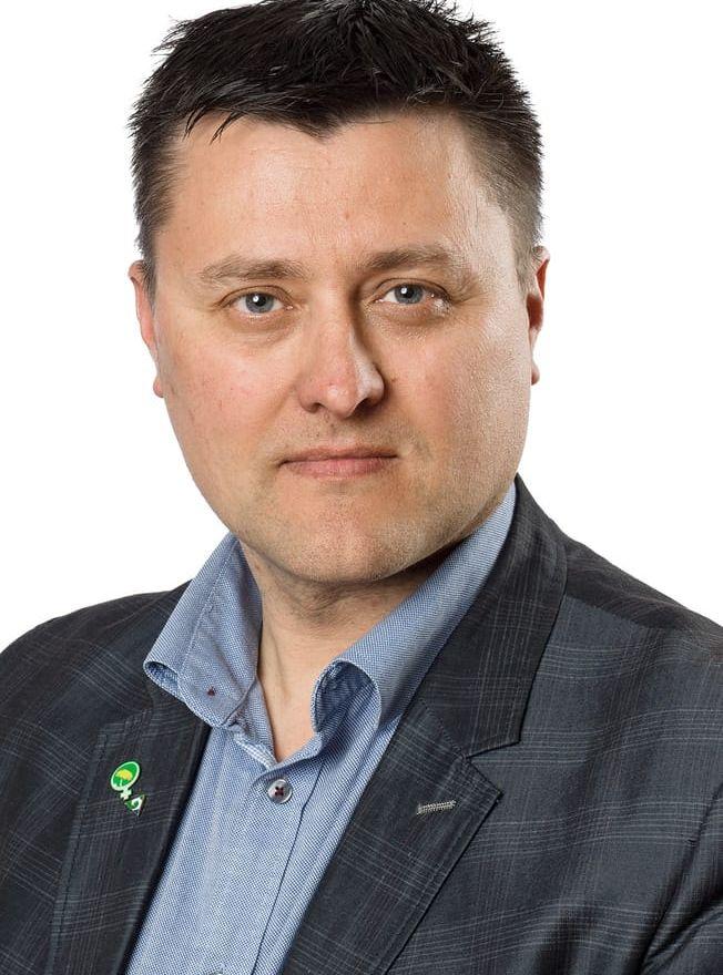 
    <strong>Nicklas Attefjord </strong>(MP),ordförande
    <br> Västra Hälso- och sjukvårdsnämnden
   </br>
