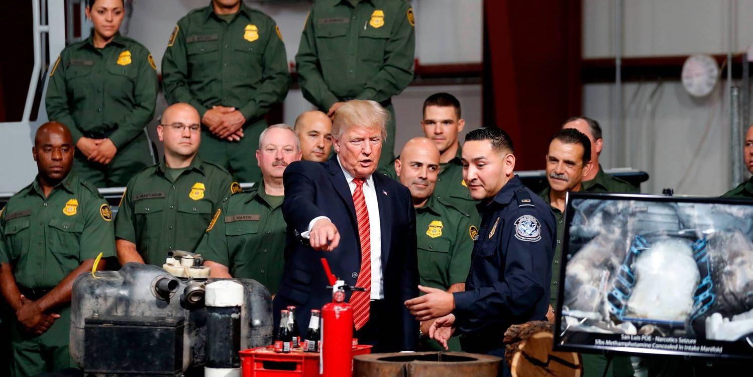 Anställda vid gränskontrollen i Yuma i Arizona visade president Donald Trump metoder för narkotikasmuggling.