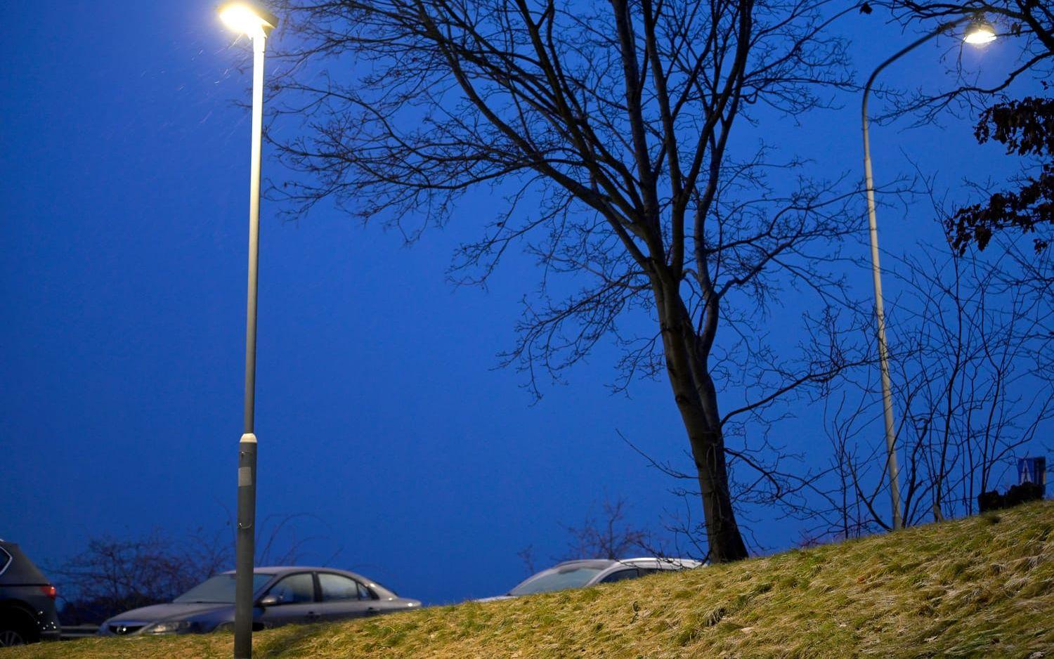 Trafikverket skriver i ett pressmeddelande att man behöver säkerställa fördjupad dialog med kommunerna och dess invånare och därför pausar nedmonteringen av vägbelysning. Arkivbild.