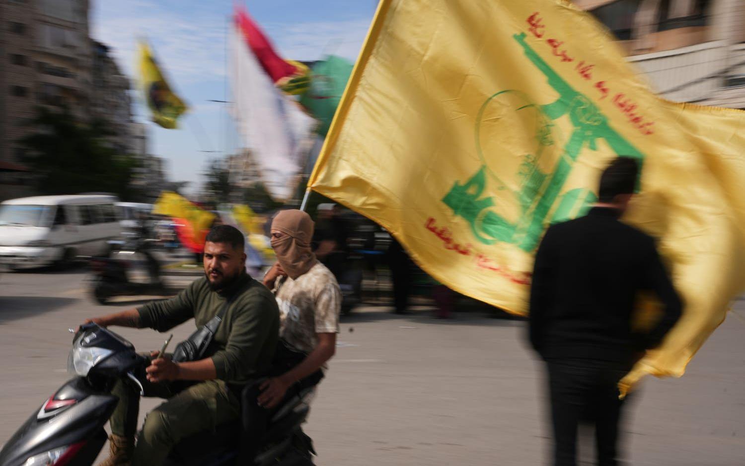 En man med en Hizbollah-flagga i Beiruts södra förorter i lördags.