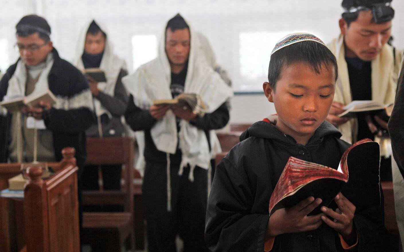 Människor tillhörande gruppen Bnei Menashe i en synagoga  Manipur i nordöstra Indien inför en flytt till Israel i december 2012.