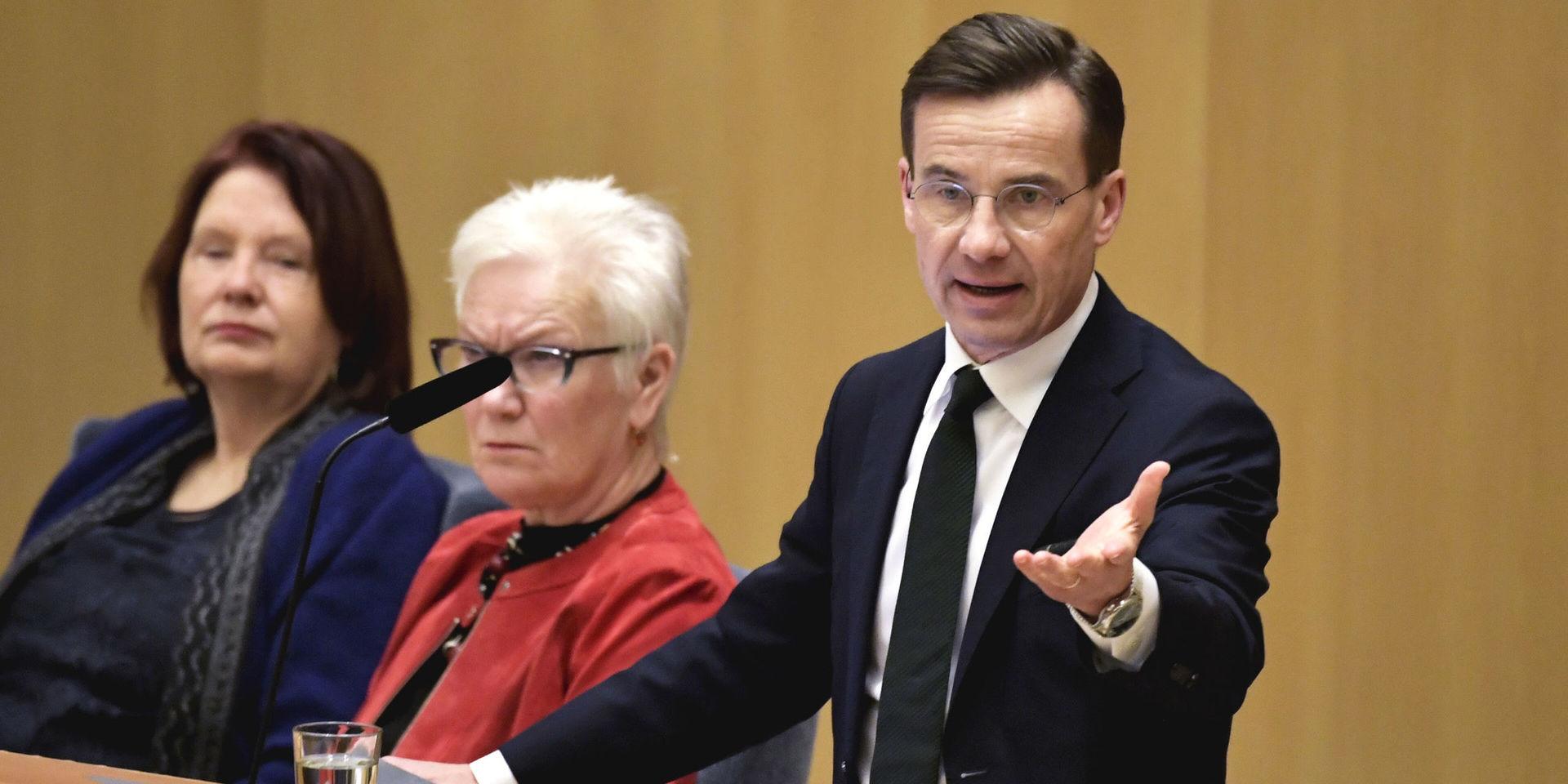 Moderaternas partiledare Ulf Kristersson (M) krävde extra val under partiledardebatten i riksdagen.