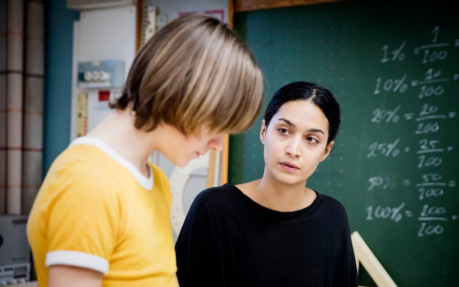 Loke Hellberg (Juha) och Rojda Sekersöz i tidstypiskt klassrum i Tynneredsskolan.