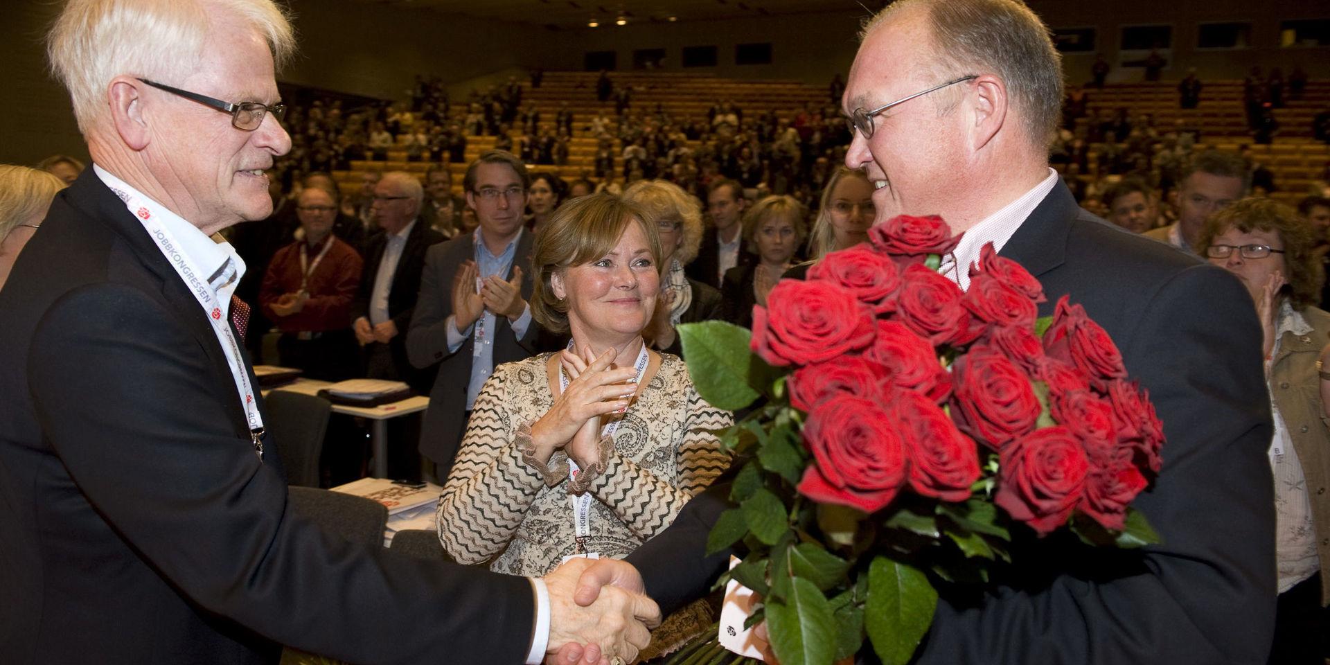 När Göran Persson tog över efter Ingvar Carlsson, fick han ta emot ett fång rosor till ombudens applåder. I mitten Göran Perssons hustru Anitra Steen.