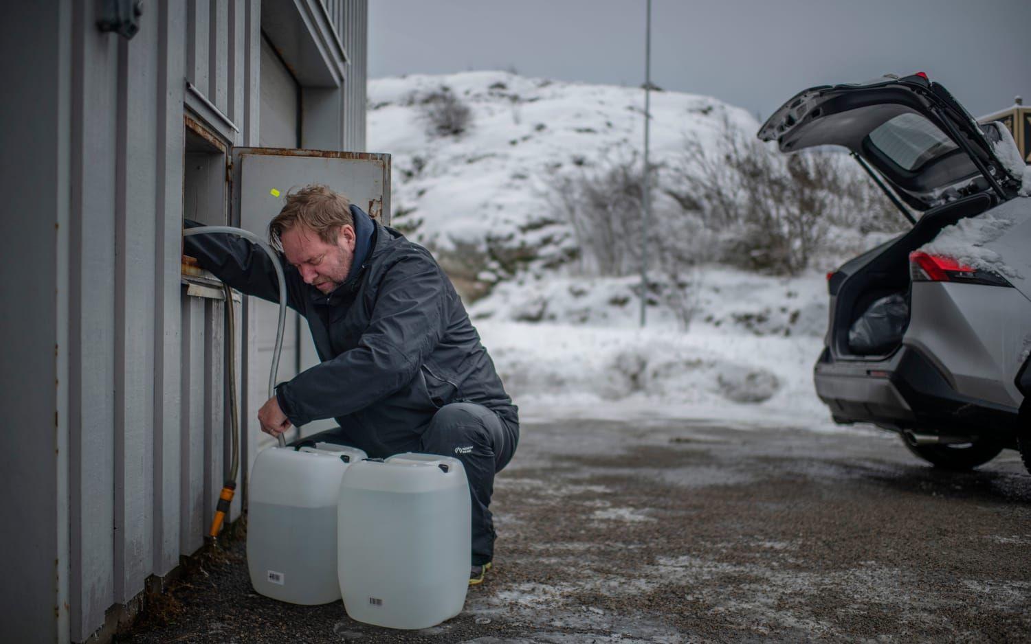 Jonas Sundqvist som bor på ön hämtade vatten vid brandstationen i Skärhamn. 