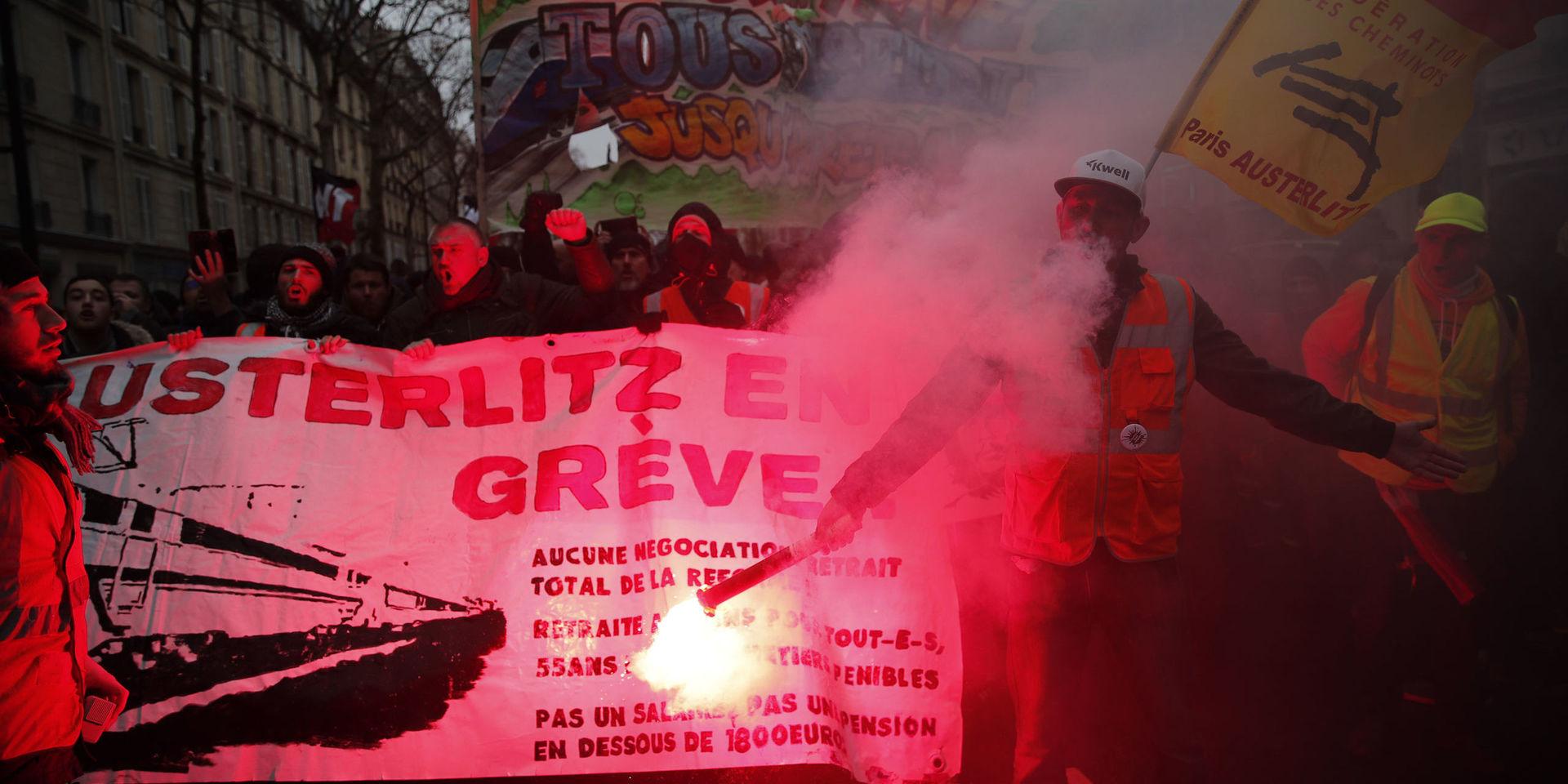 Järnvägsarbetare vid en demonstration under torsdagen i Paris. 